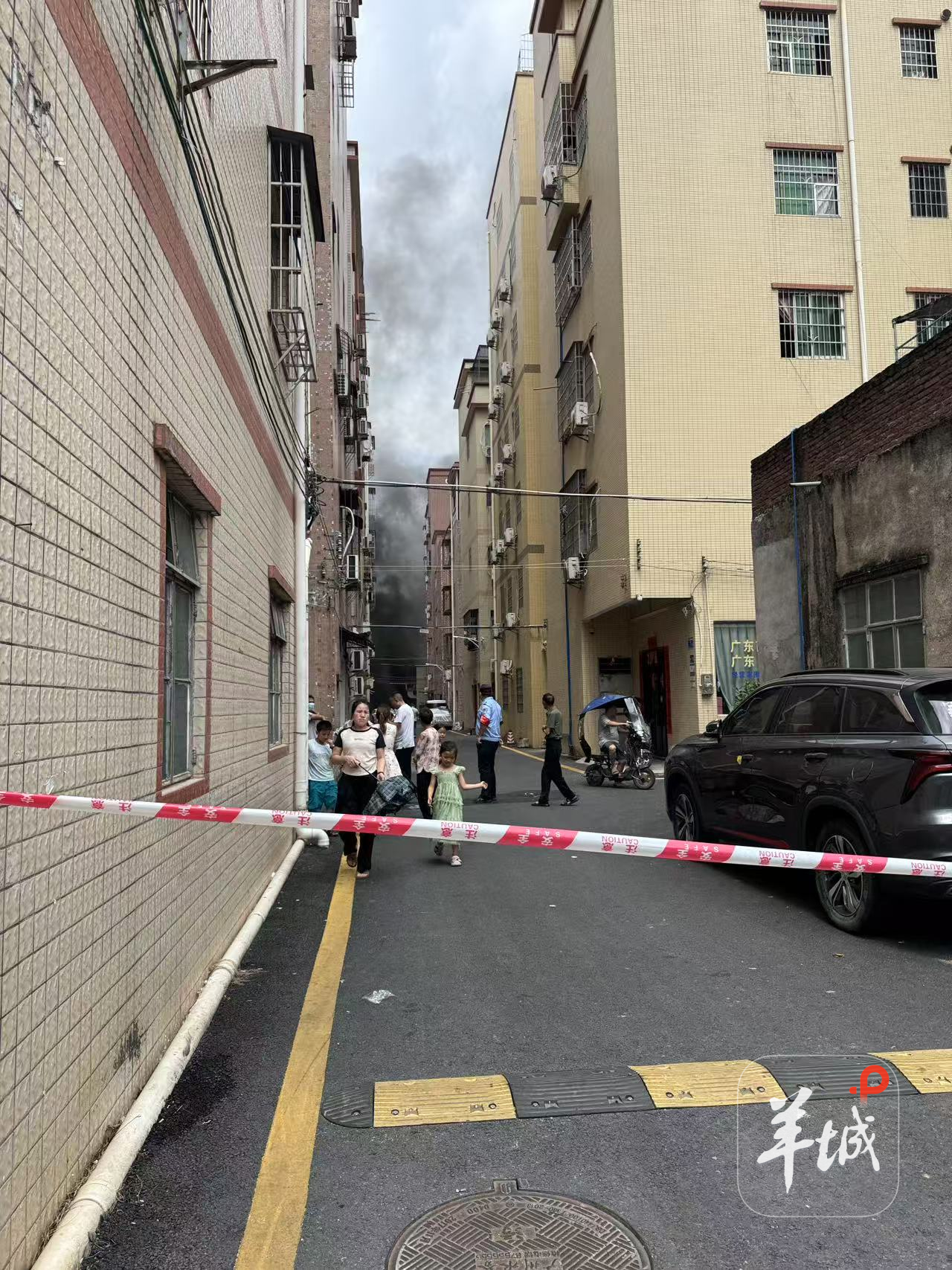 现场浓烟滚滚拉起警戒线