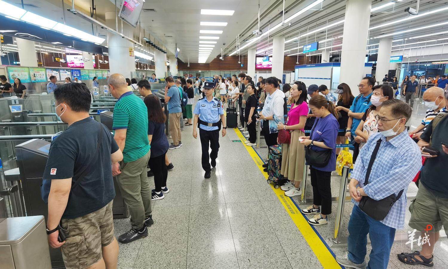 皇岗边检站民警维持旅客通关秩序。通讯员 黄俊生 摄