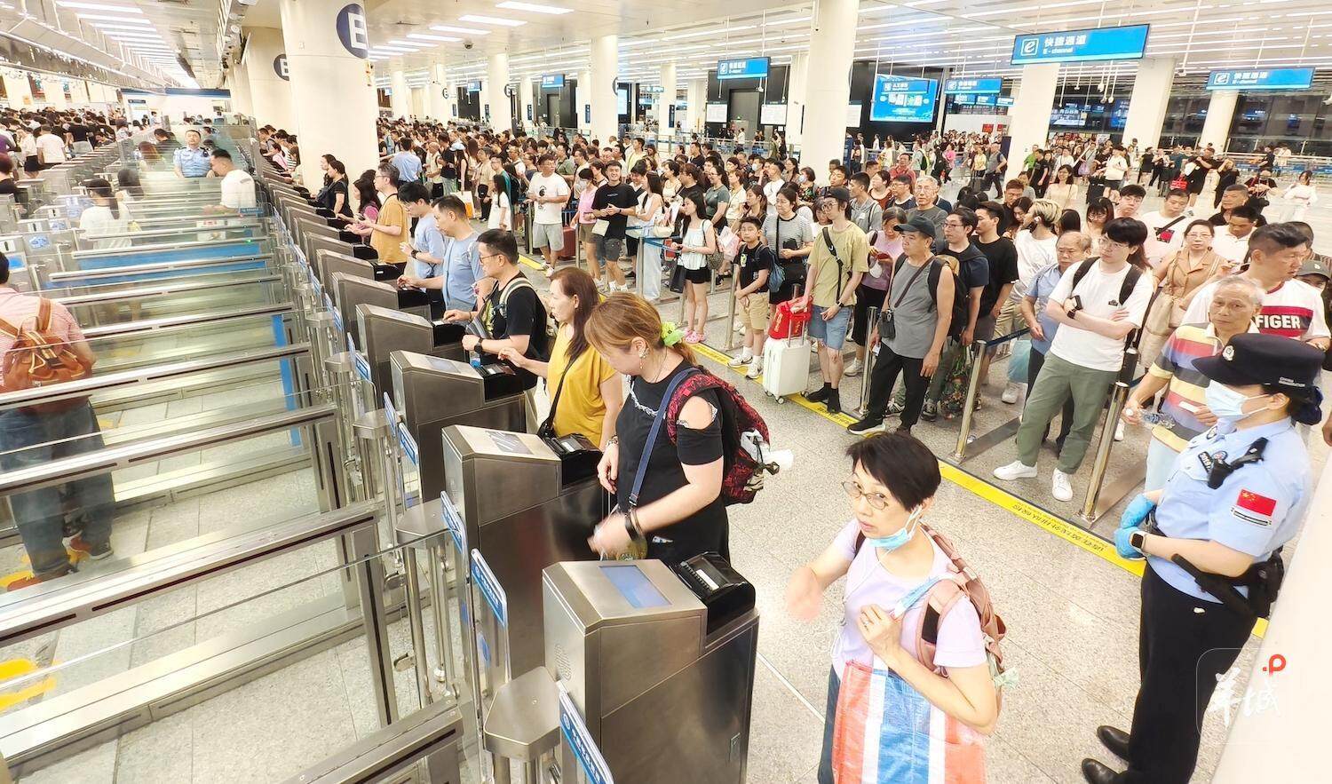 大批旅客经福田口岸出境大厅快捷通道通关