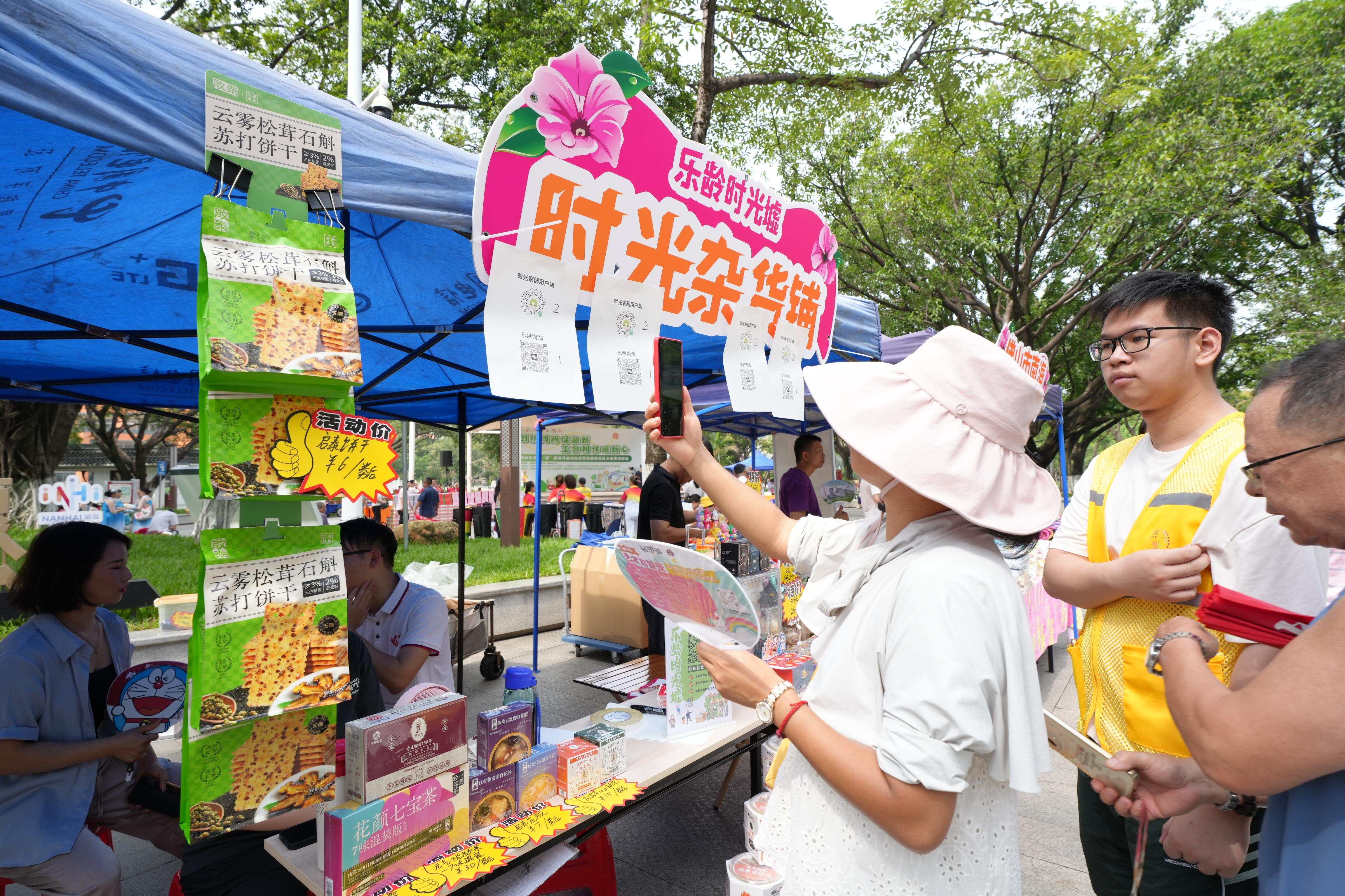 活动现场同步开设“暖新公益市集”长廊