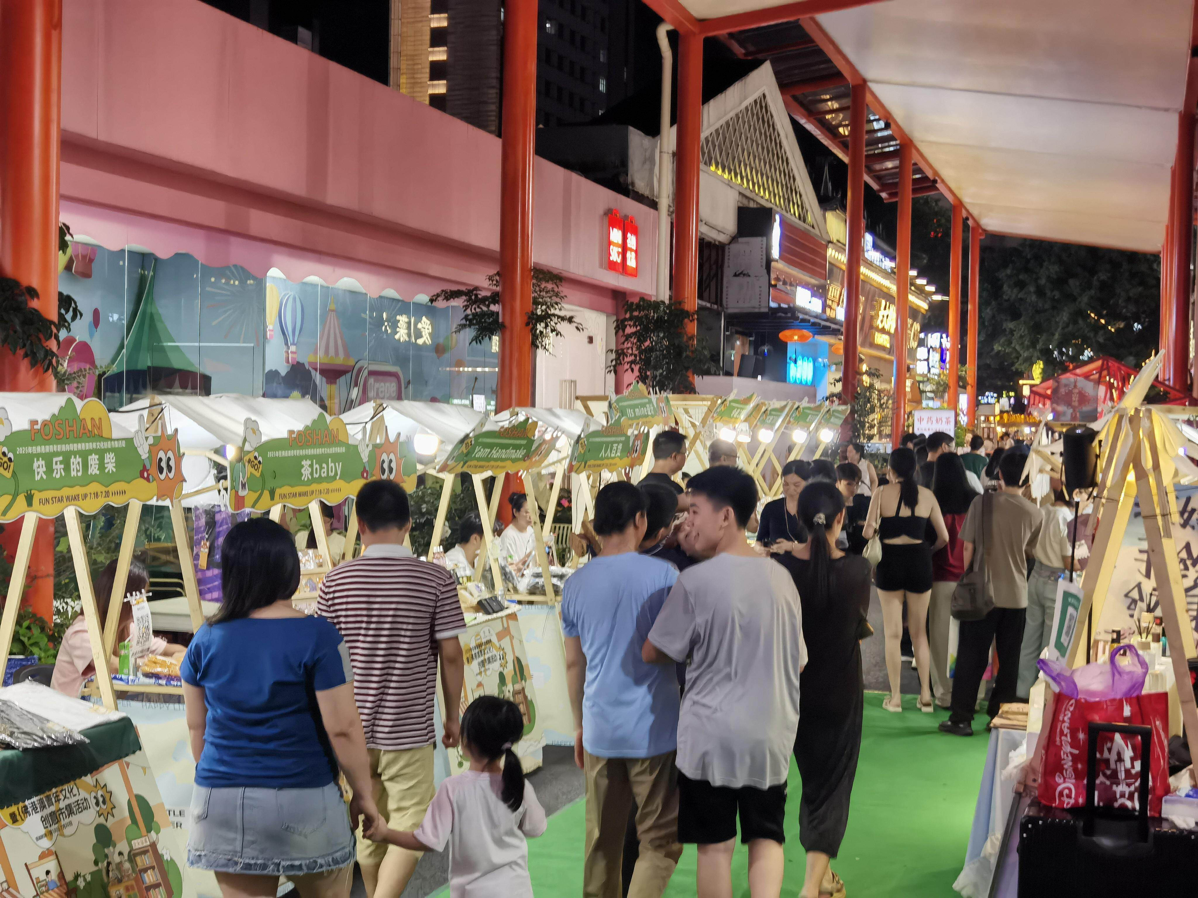 创意市集吸引市民围观