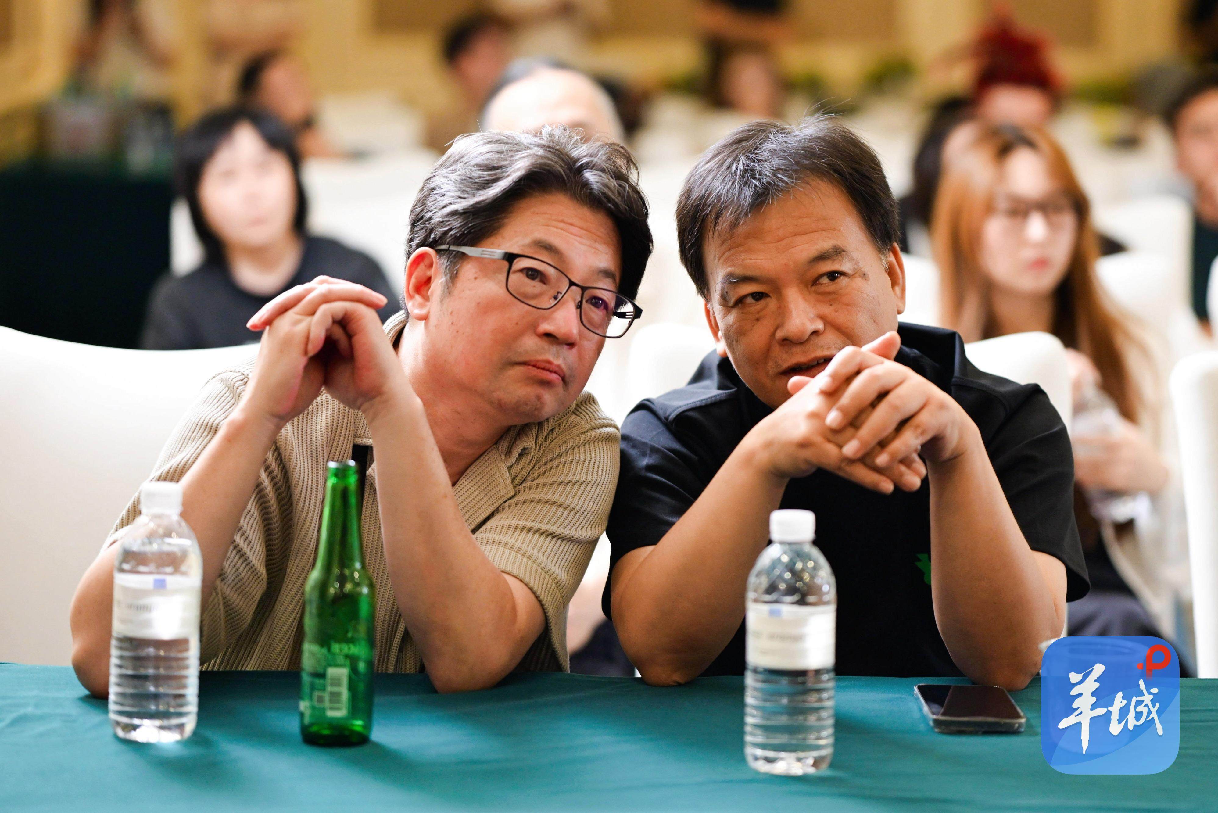  评委嘉宾们观看青年导演驻地创作短片