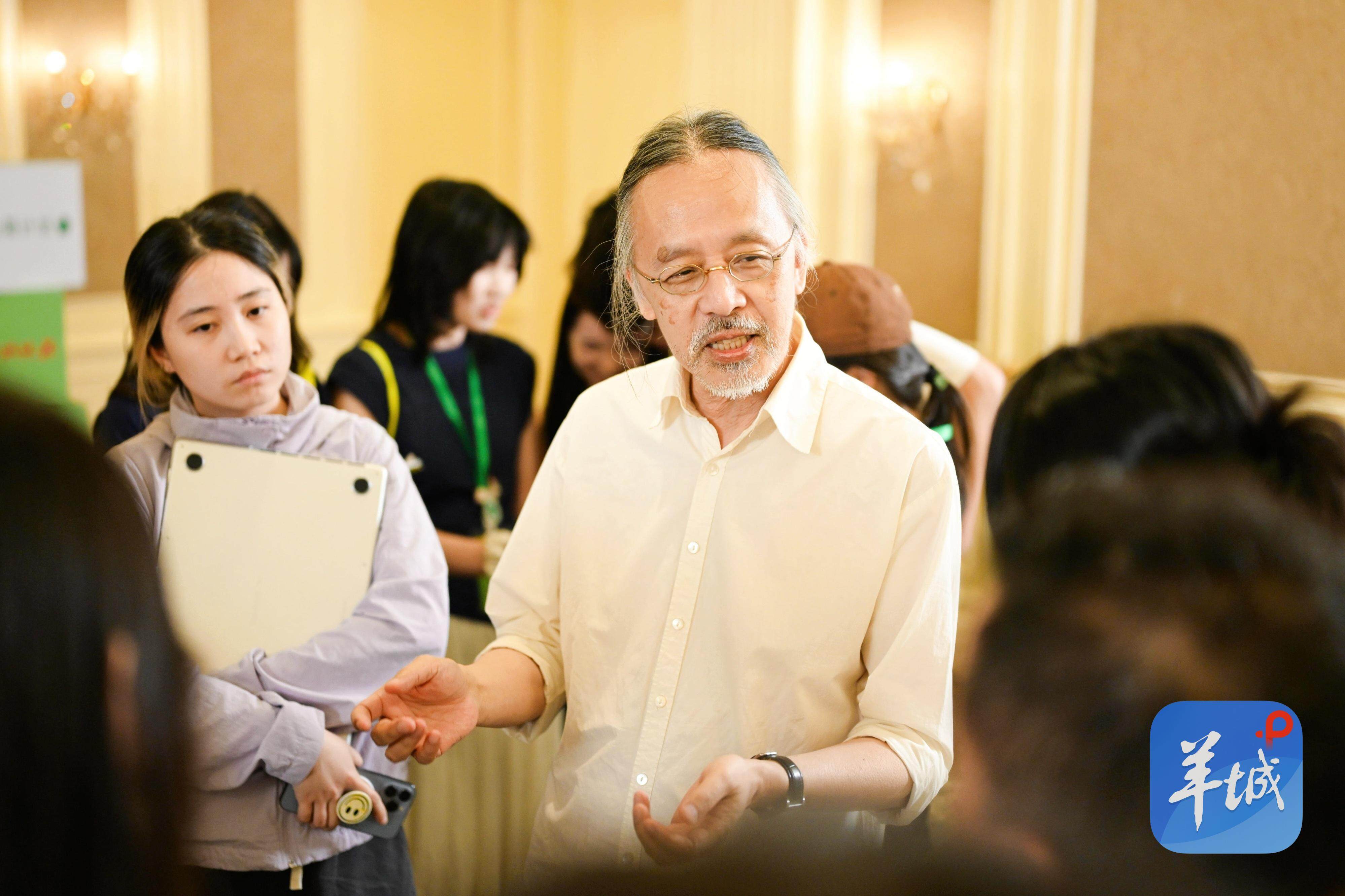  评委王庆锵与青年导演们交流