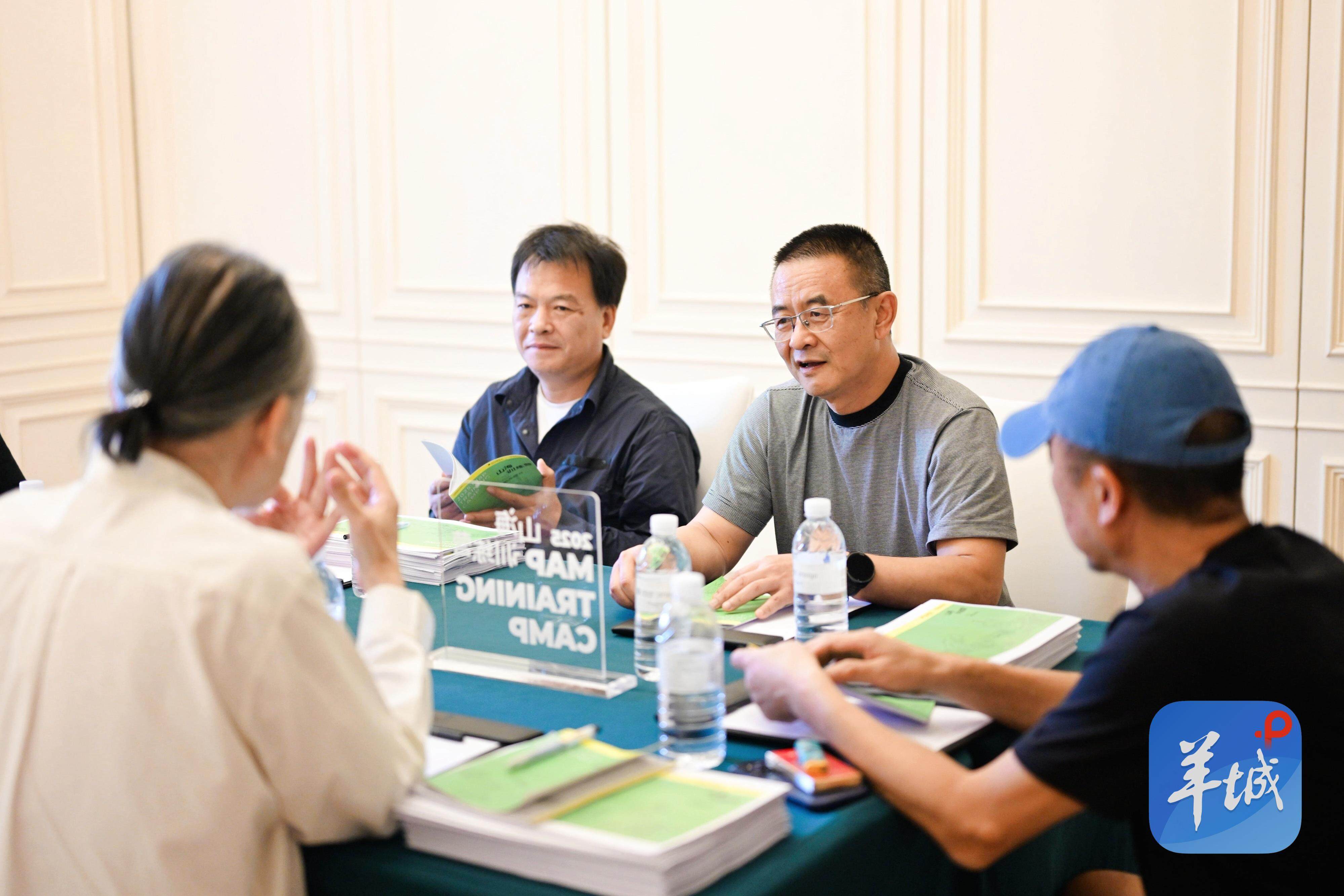  评委们在山海计划公开提案大会后进行讨论