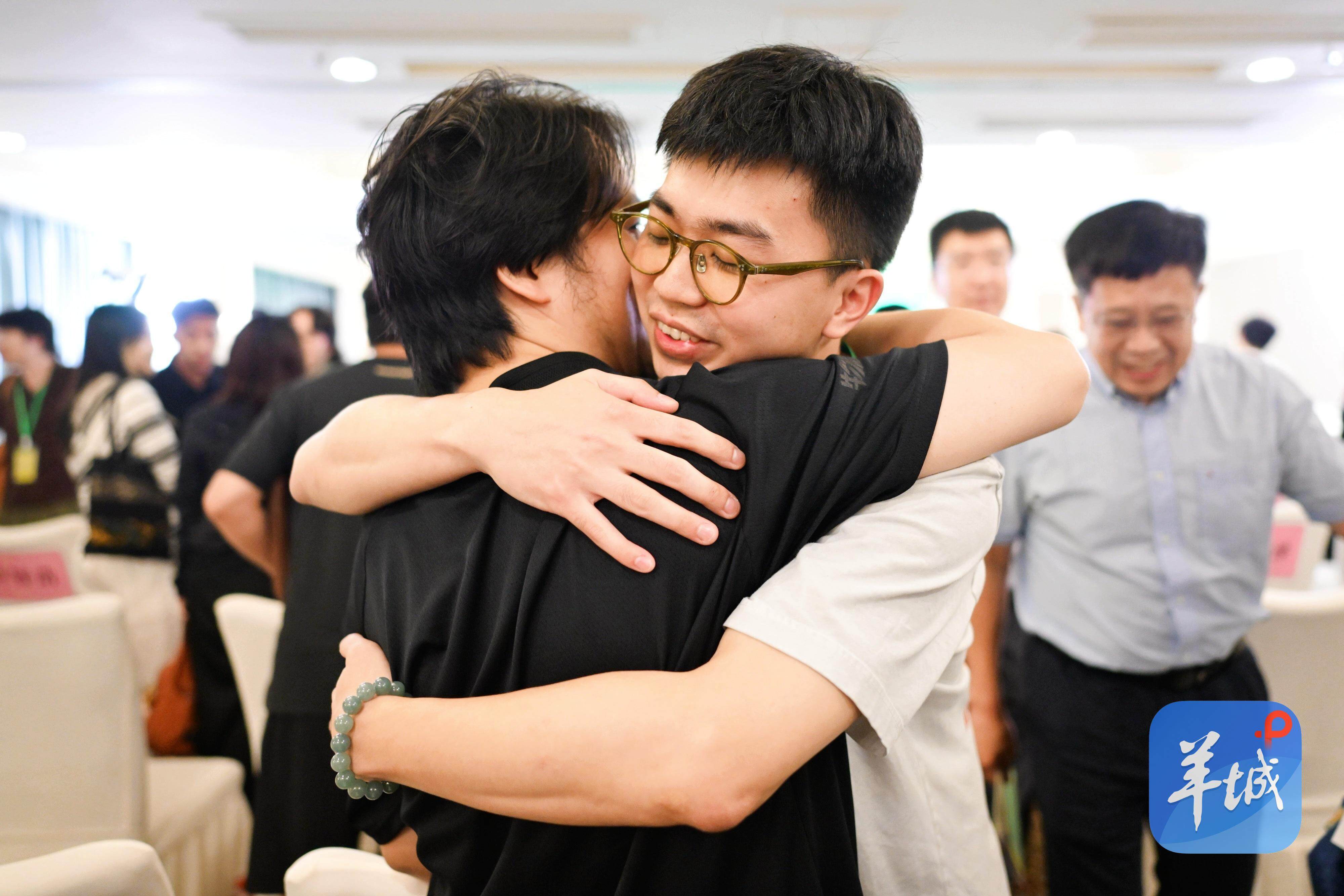  入选青年导演李景宇与朋友拥抱