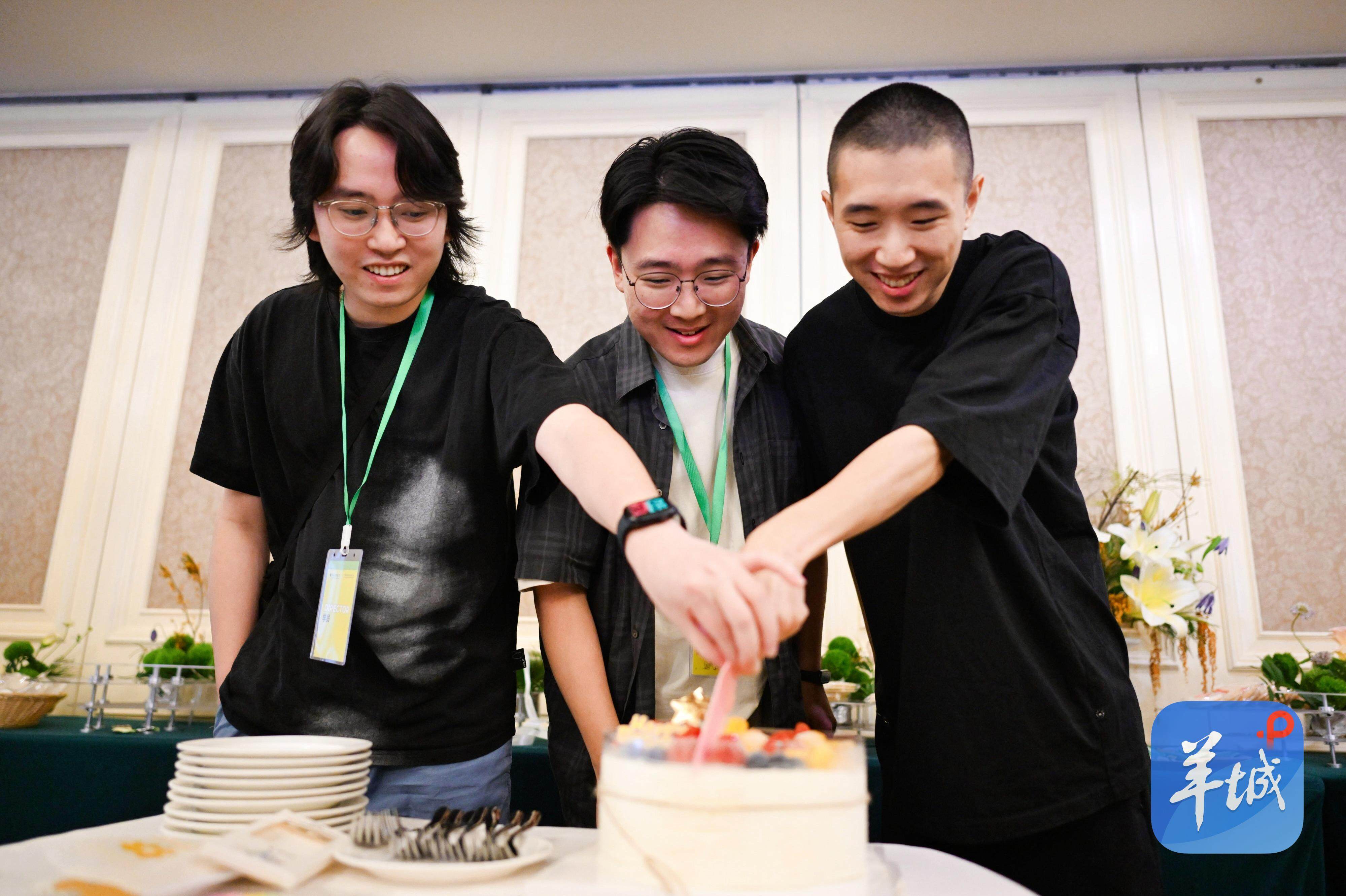  现场人员为3位青年导演庆祝生日