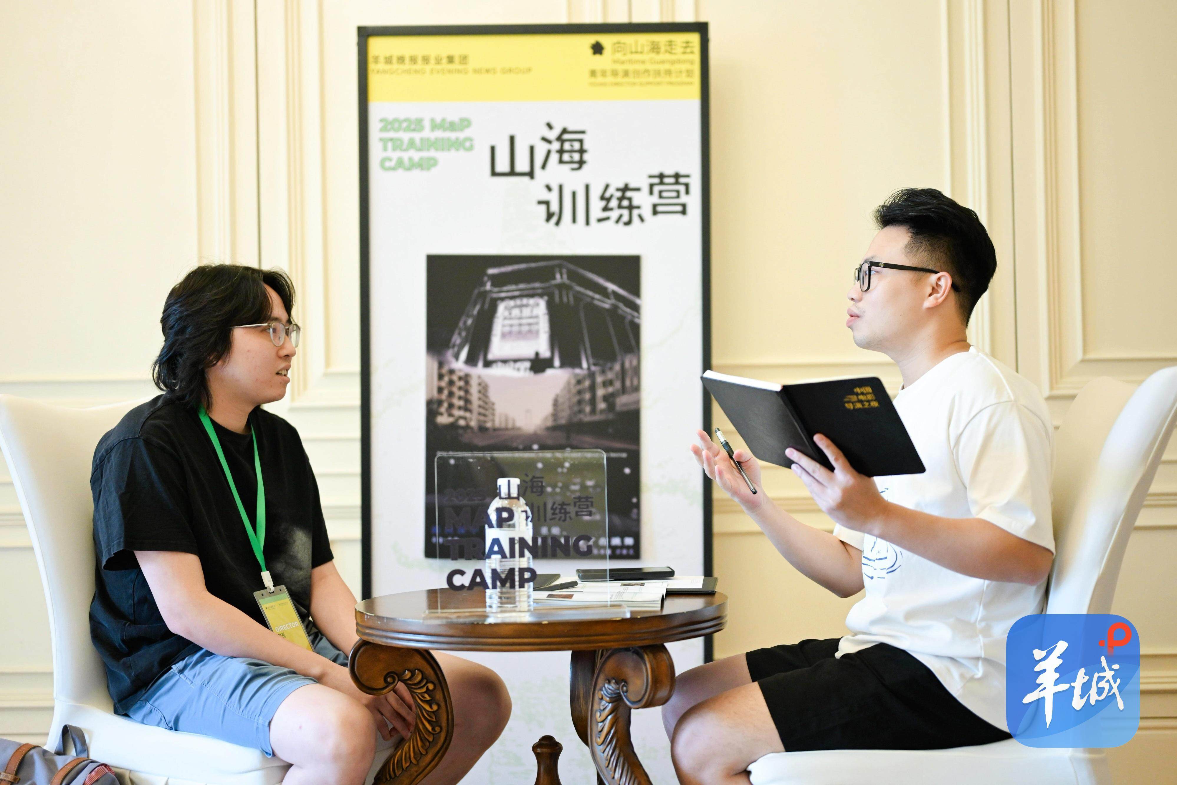  导师陈仕忠（右一）在工作坊中指导学员