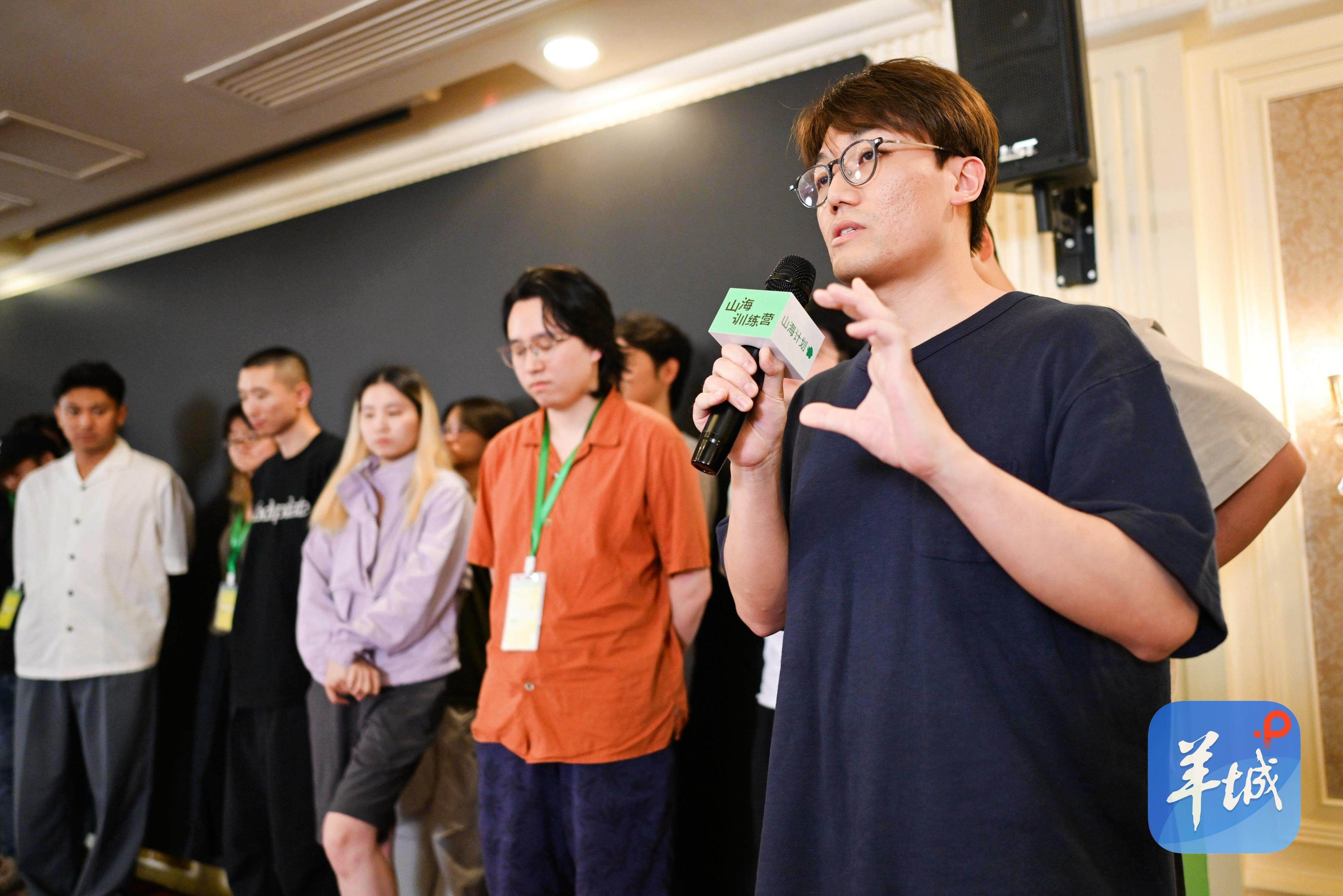  青年导演们在台上发言
