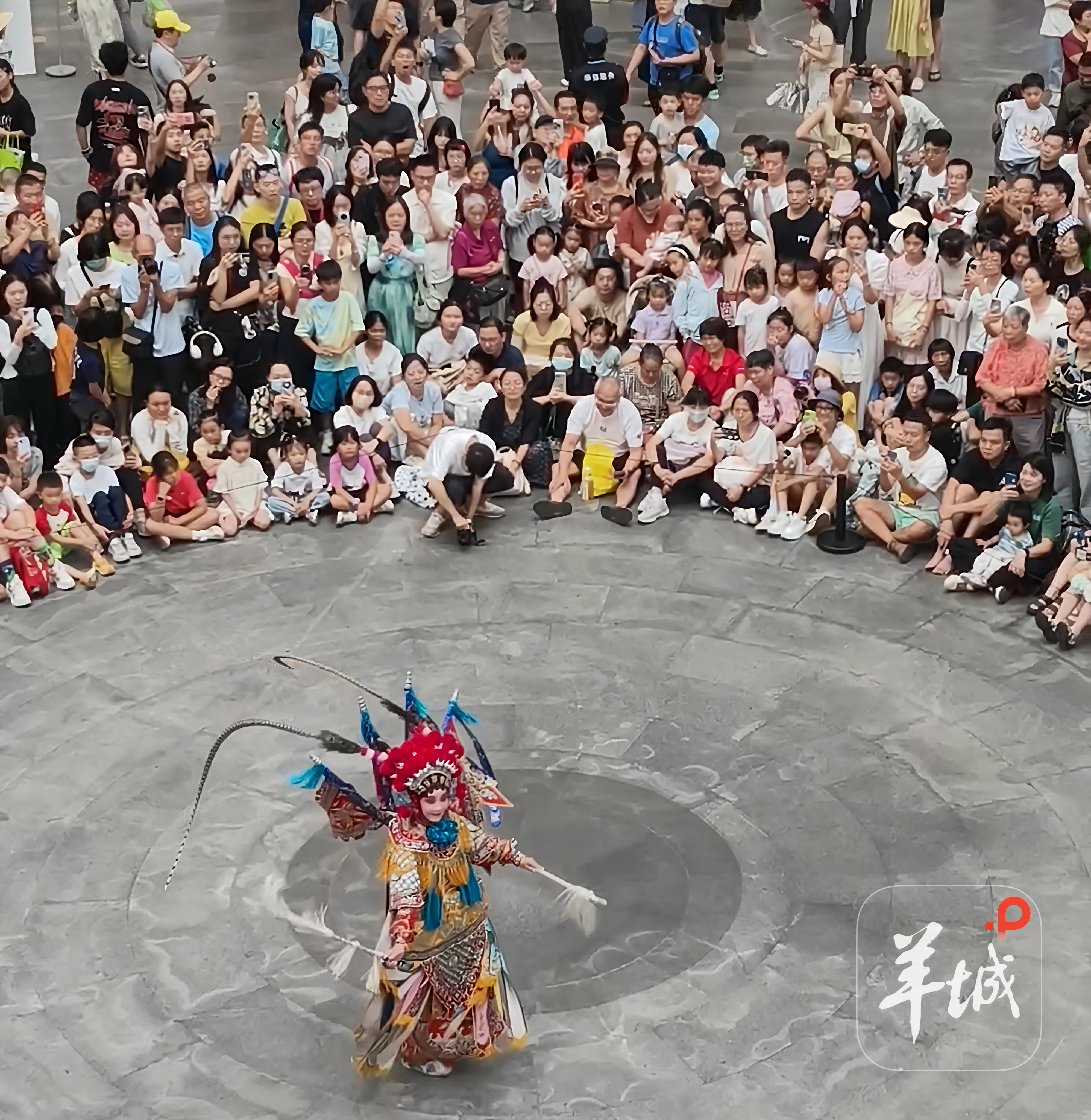 广州艺博院“许固令的艺术之旅”展览联动粤剧名旦吴非凡带来跨界演出 羊城晚报记者 梁善茵 摄