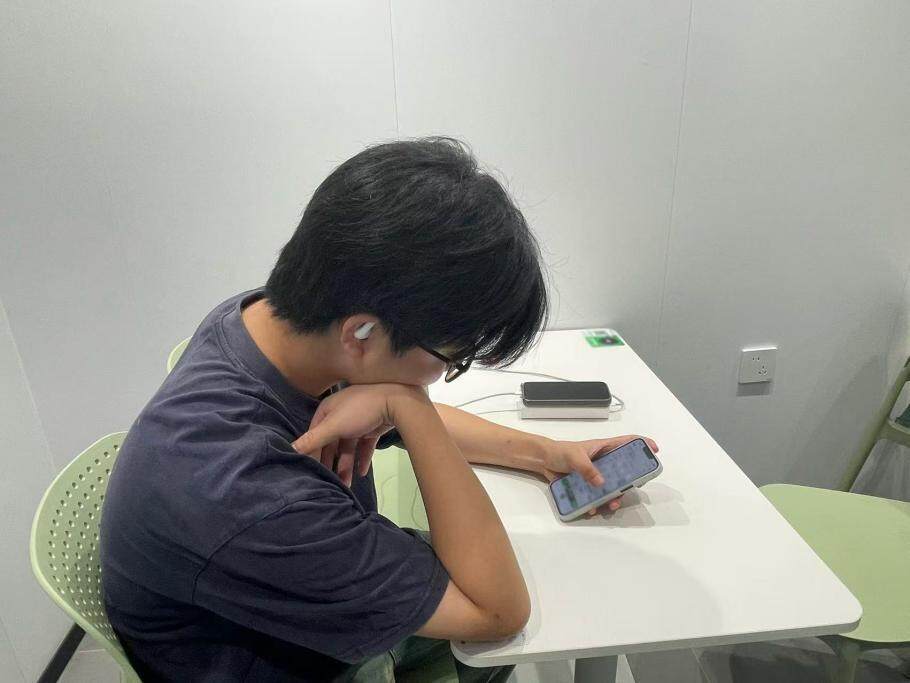 小罗在动画公司实习后深感郁闷
