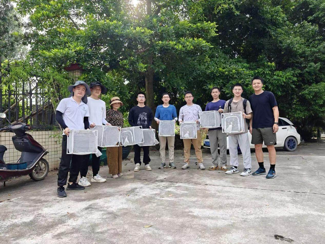 张东京（右一）带研究生、本科生在佛山三水南山镇塘背村开展野外蚊虫监测