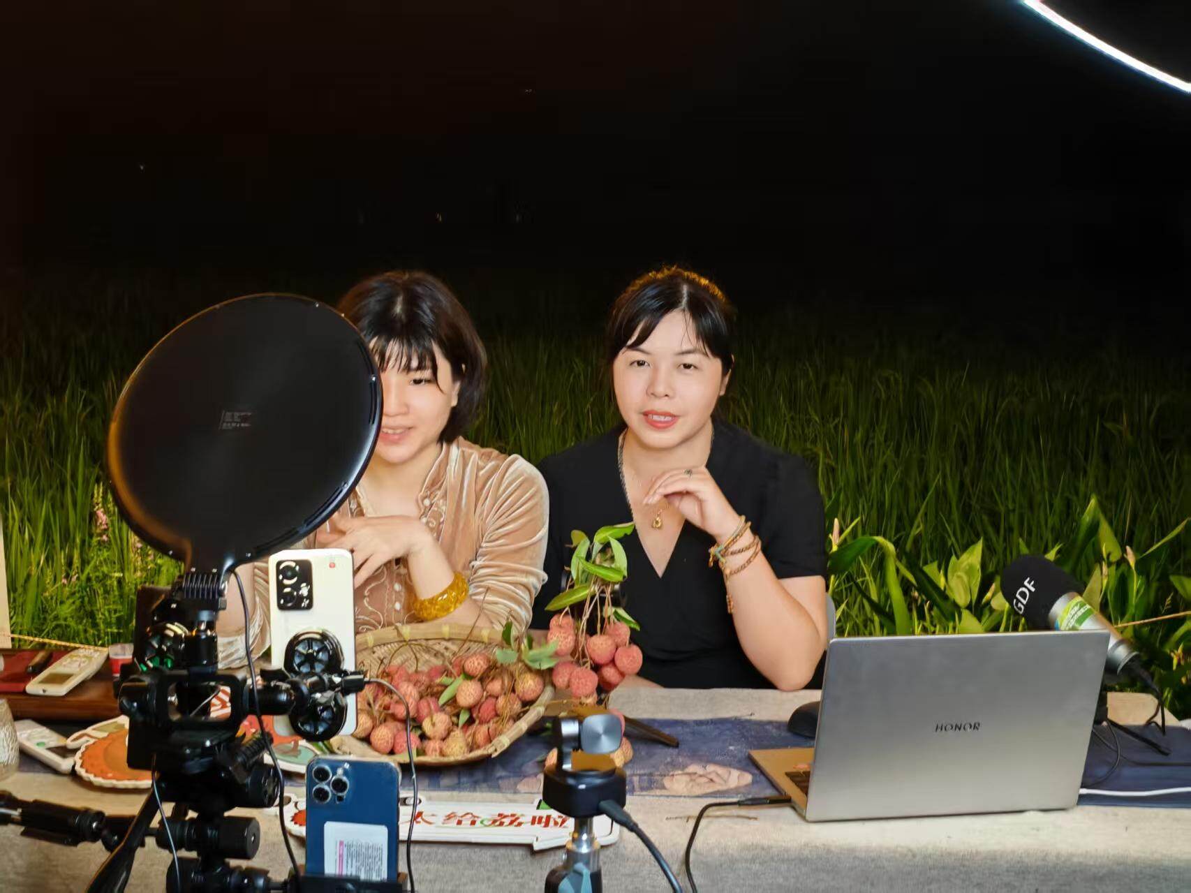  莫丽贤在直播中（右）