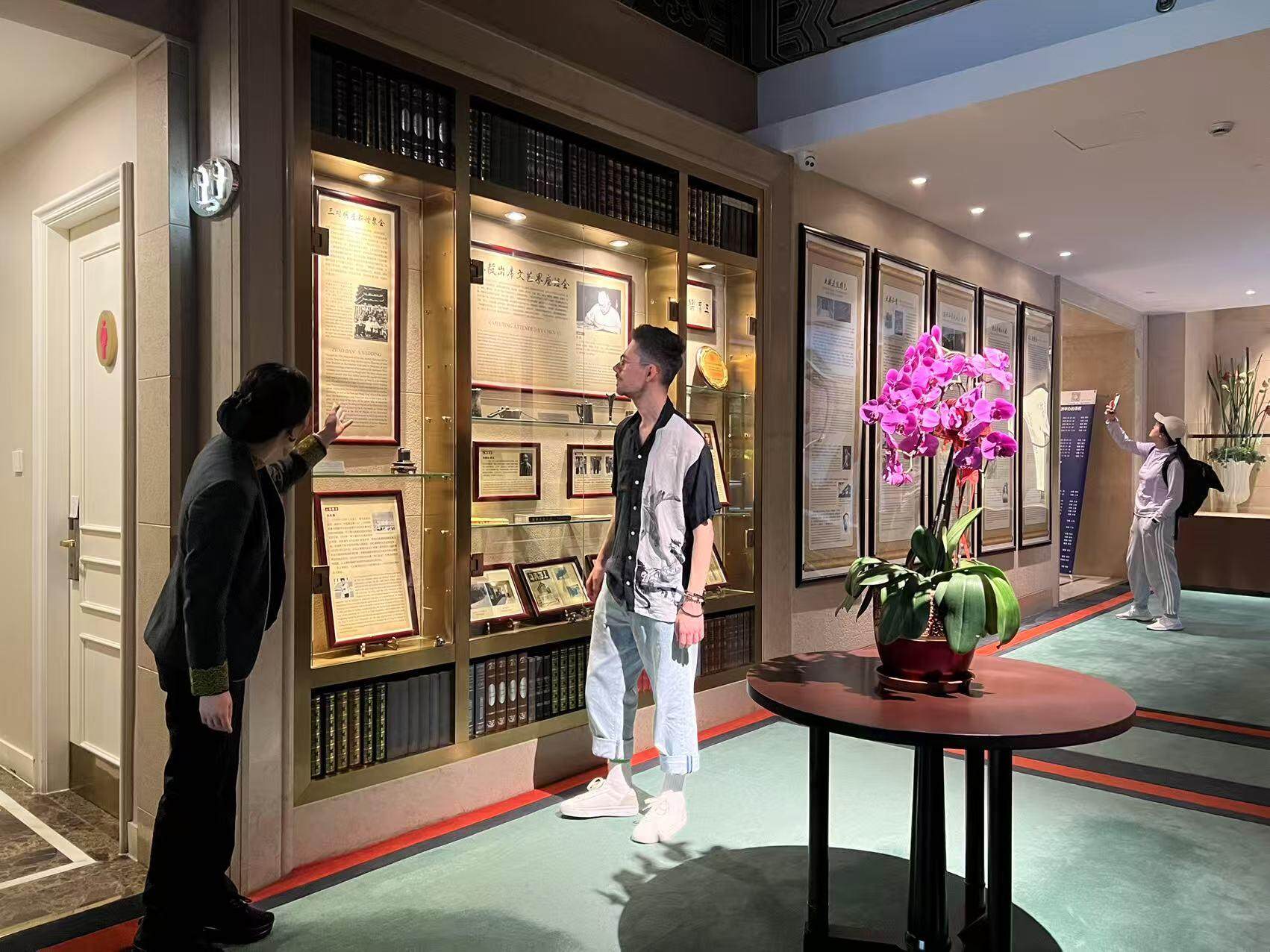  外宾正在参观上海锦江都城青年会宾馆历史文化墙 酒店供图
