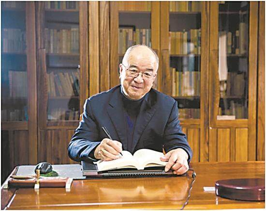  於可训，武汉大学人文社科资深教授，著有《於可训文集》10卷，发表文学作品百余万字。