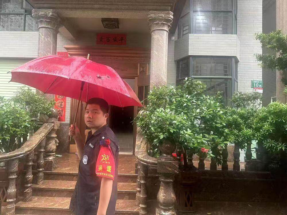 同事拍到的汤伟鹏最后影像,山体垮塌前在转移群众的路上。受访者供图 同事拍到的汤伟鹏最后影像,山体垮塌前在转移群众的路上。受访者供图