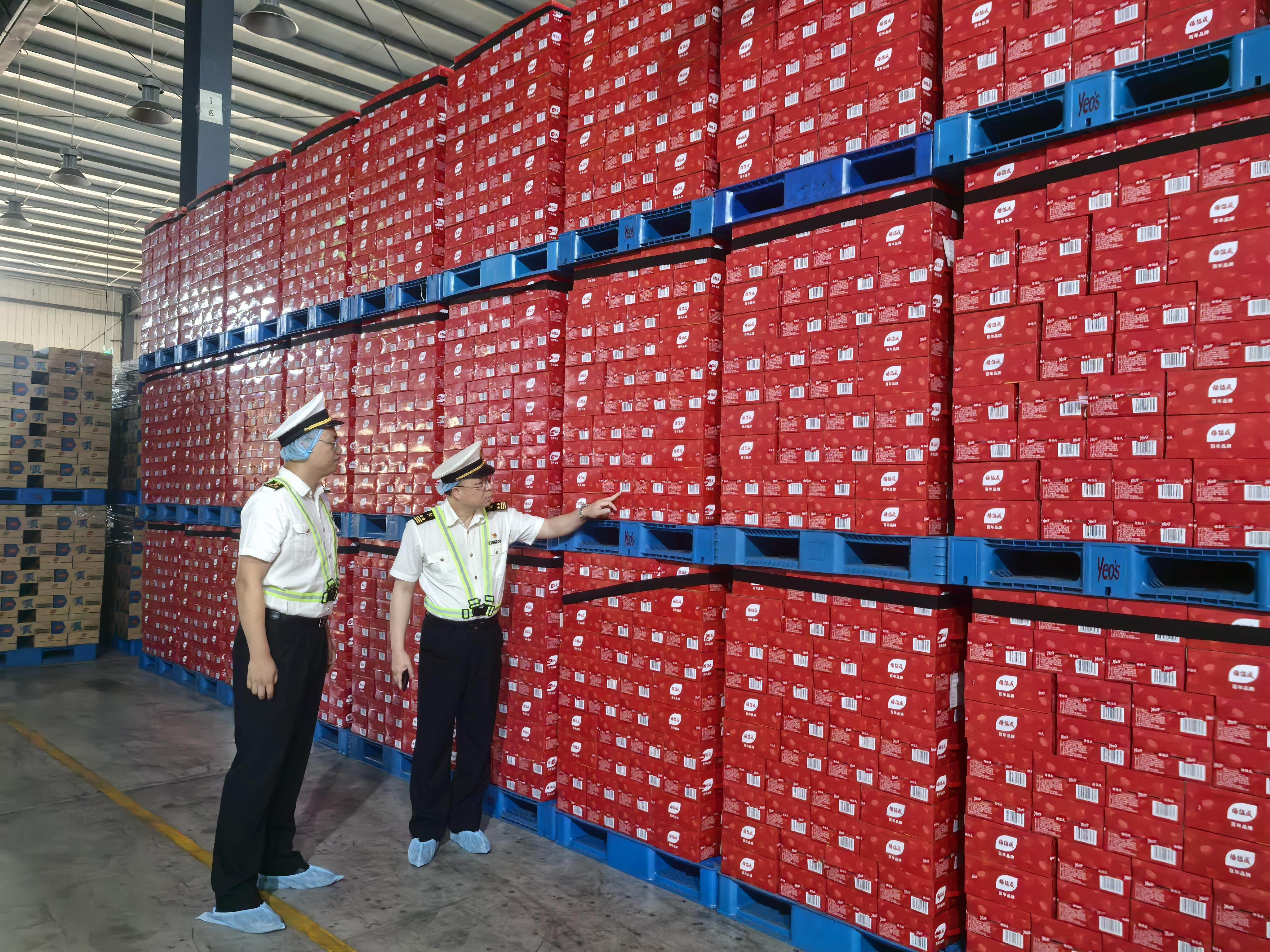  广州海关所属佛山海关关员对即将出口的饮料