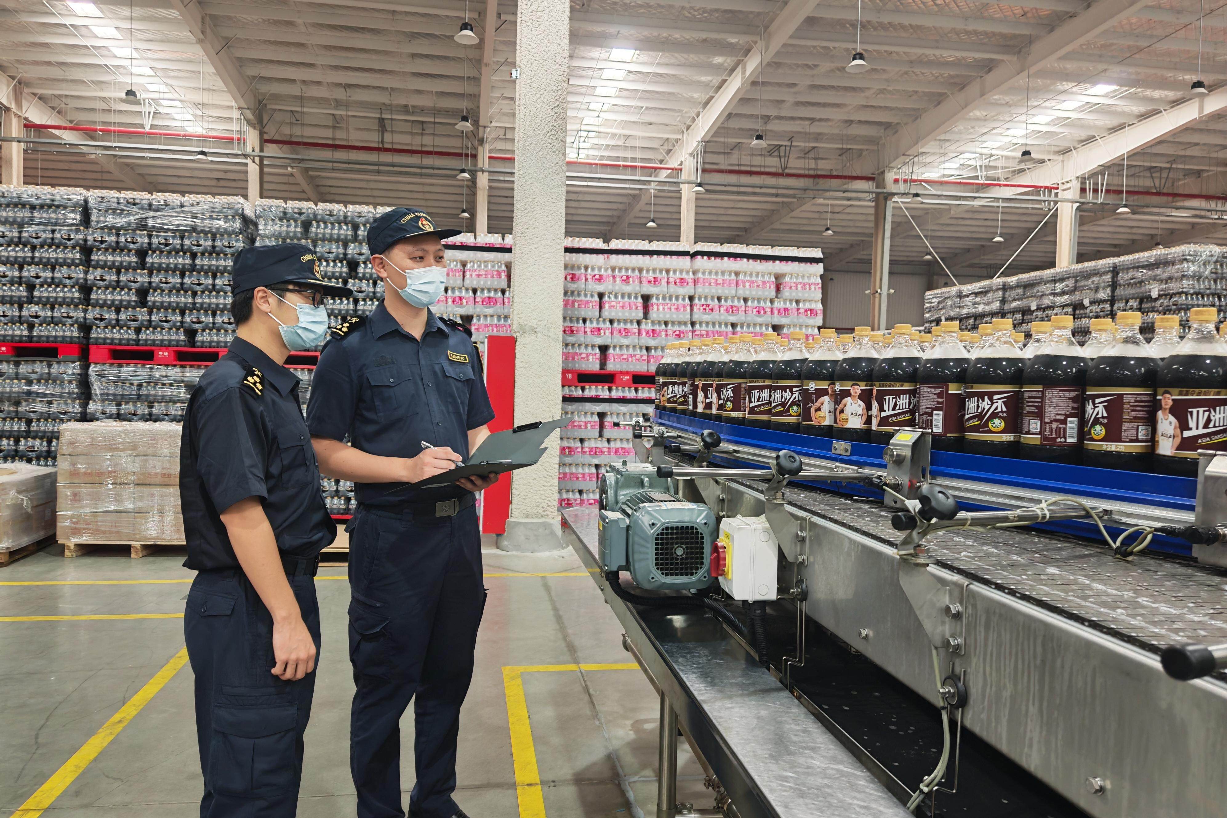  广州海关所属肇庆海关关员对即将出口的饮料