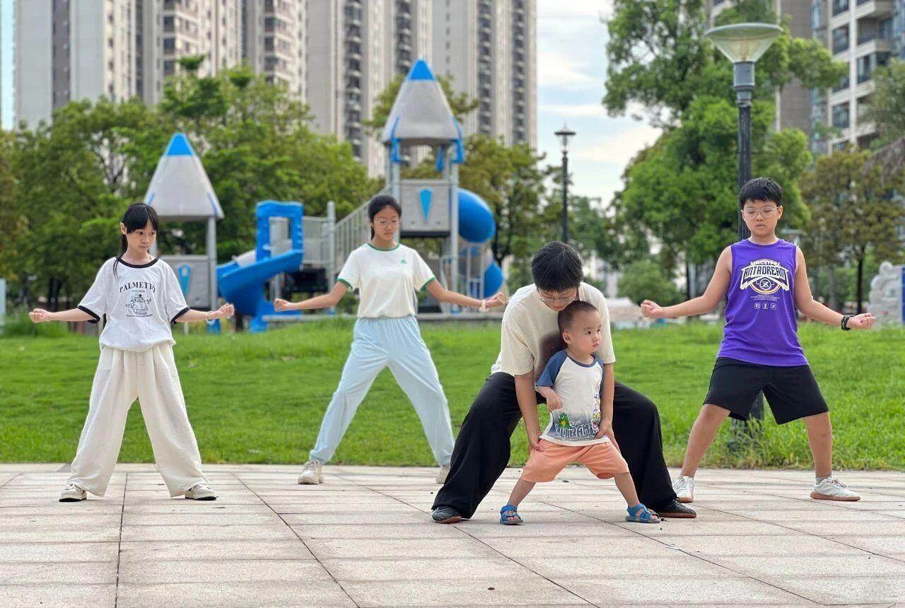 江湾公园练习太极拳的队伍 冯绍安 摄