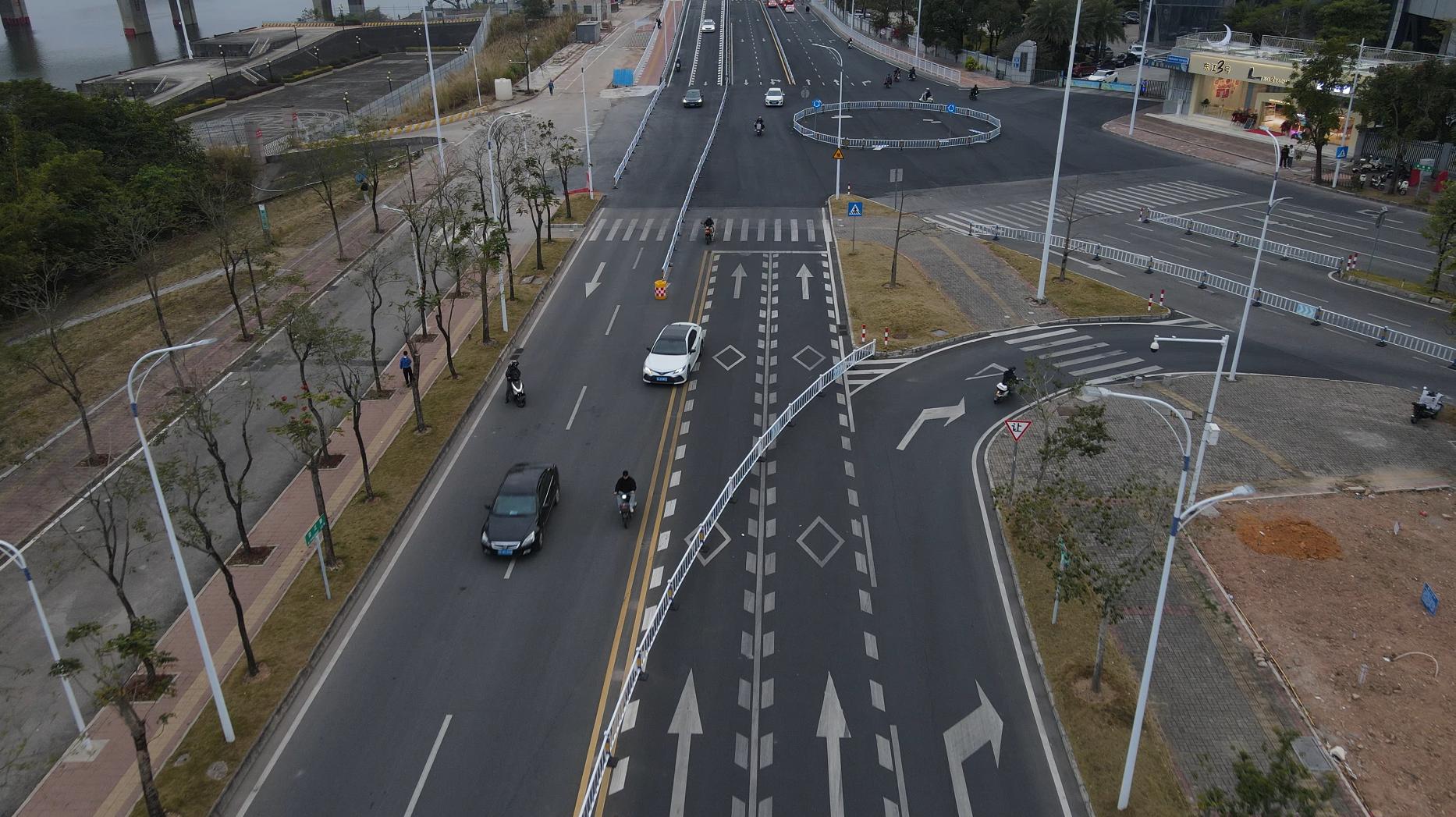 道路航拍图，可清晰看见原先可直行的路段被围蔽起来