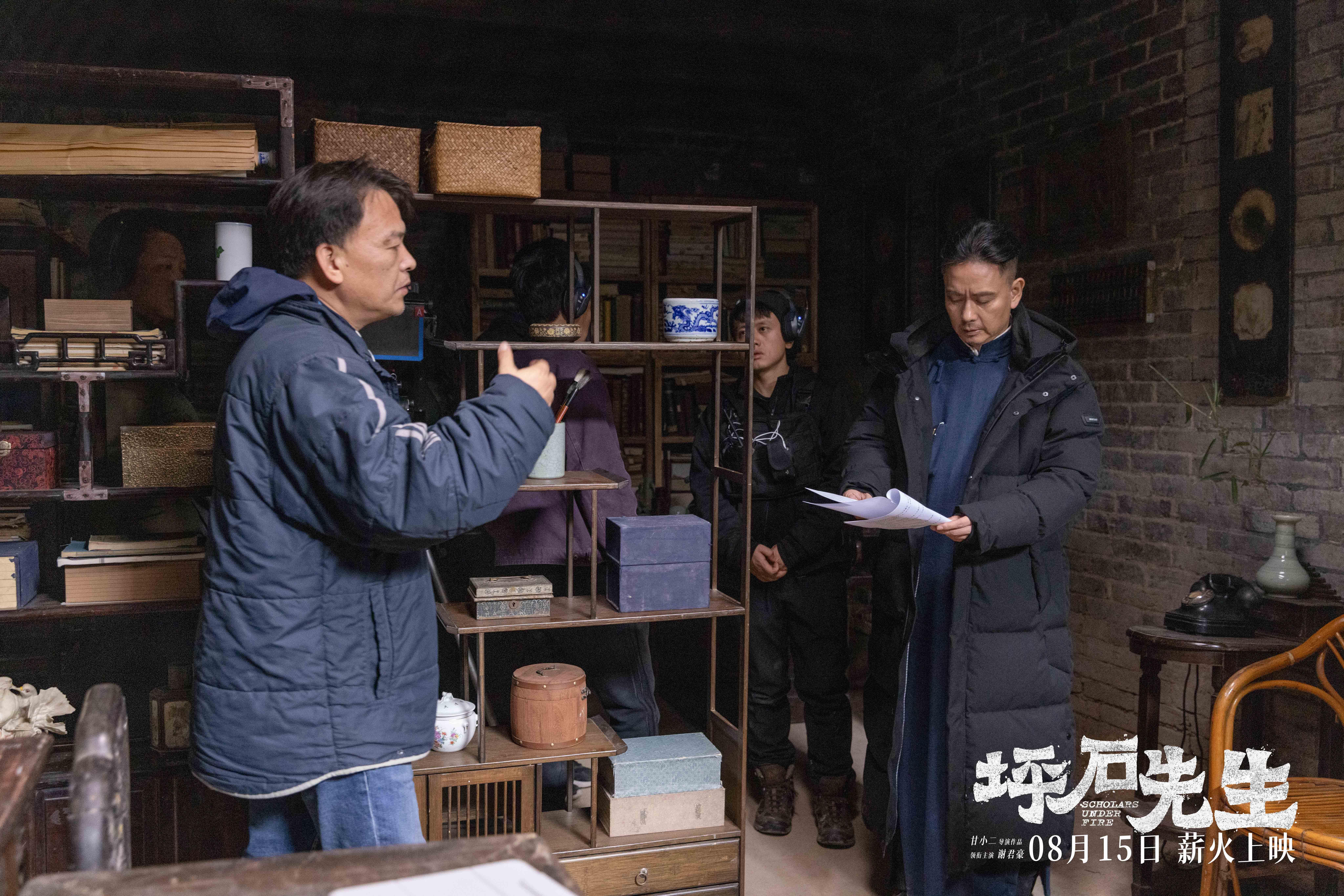 甘小二（左）与谢君豪在拍摄现场