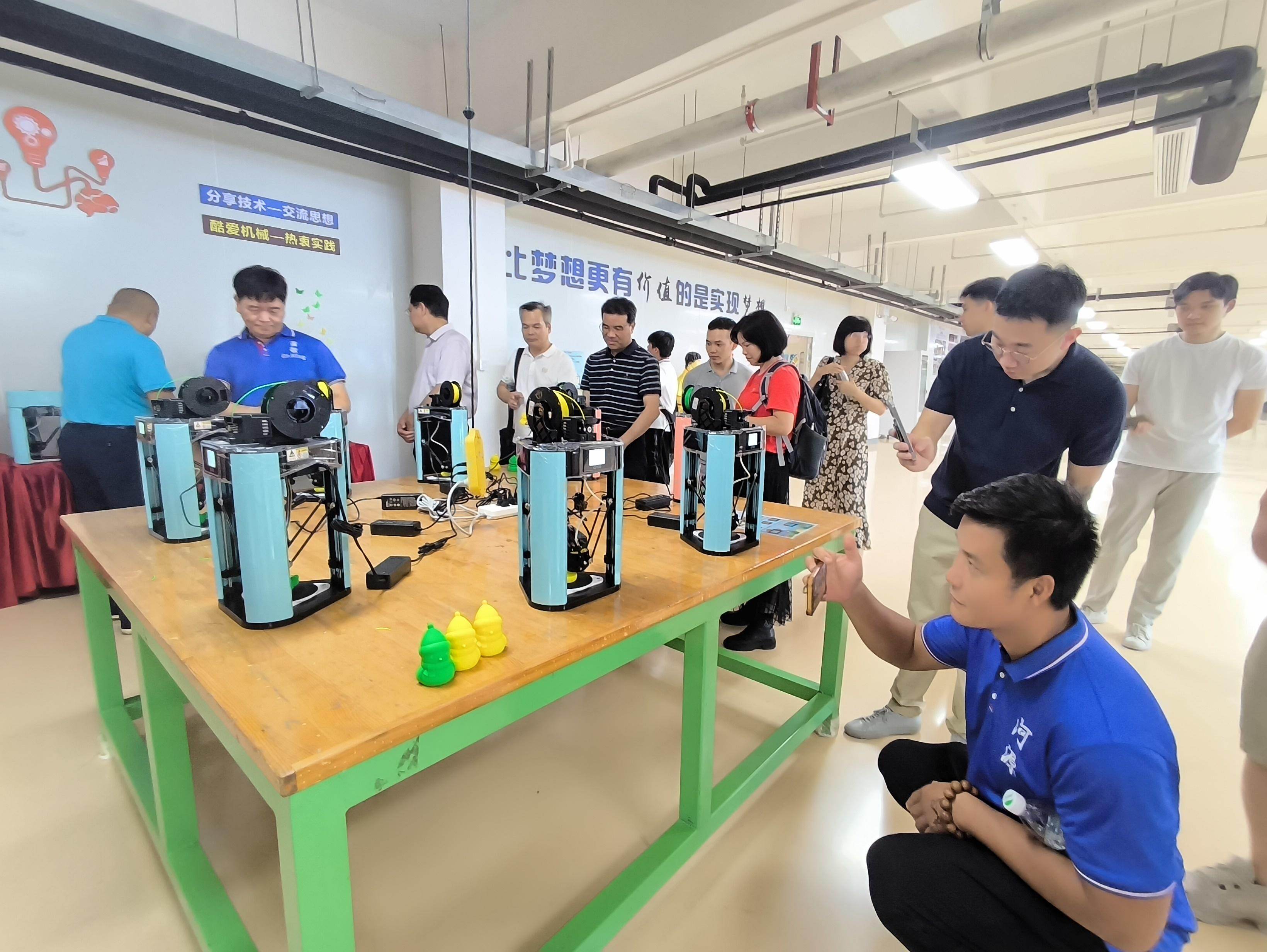 参加活动的港澳青年了解企业产品