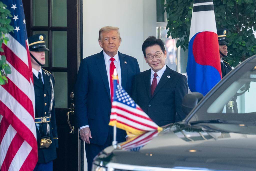  8月25日，美国总统特朗普（左二）在华盛顿白宫欢迎韩国总统李在明（右二）。新华社记者 胡友松 摄