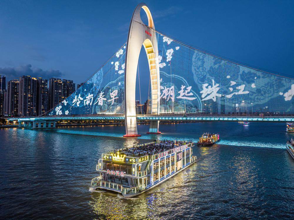 广州将协调督导沿岸楼宇、桥梁、码头、堤岸等配套建设景观照明设施，强化灯光主题设计。羊城晚报资料图