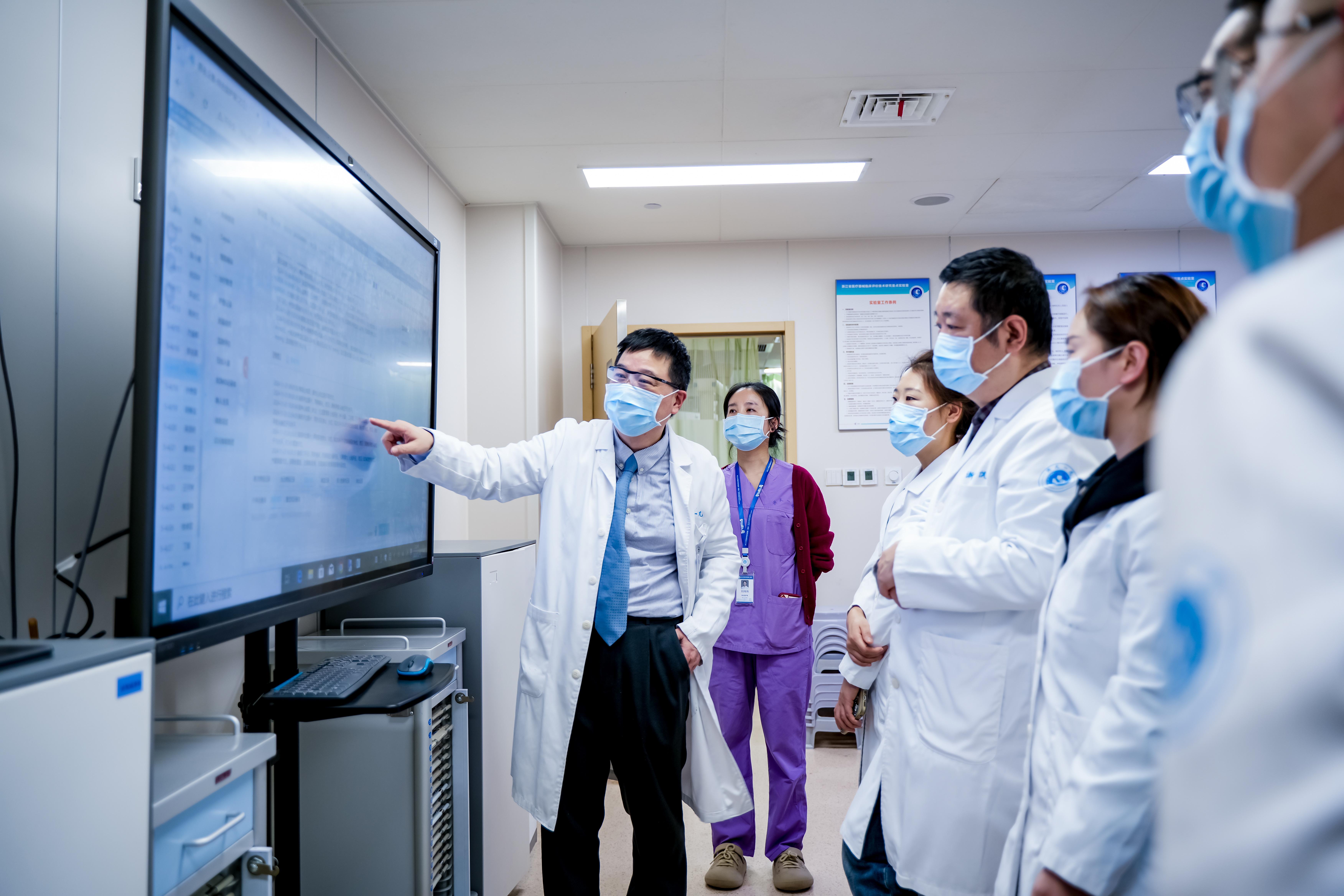  迈瑞医疗和腾讯联手研发的“启元重症大模型”，帮助医生精准分析患者病情