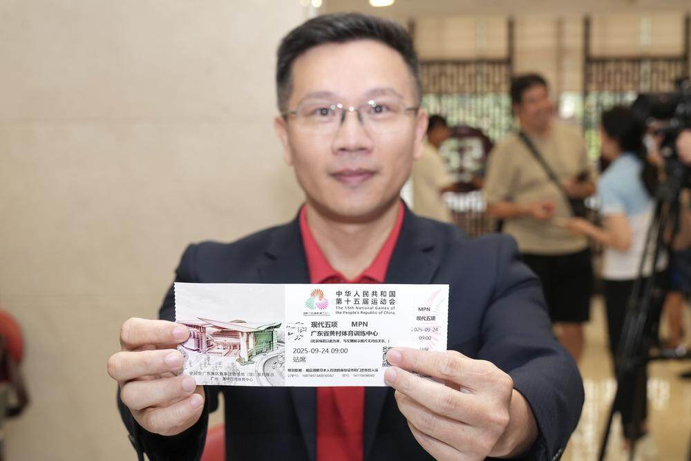  市民陈先生向记者展示门票