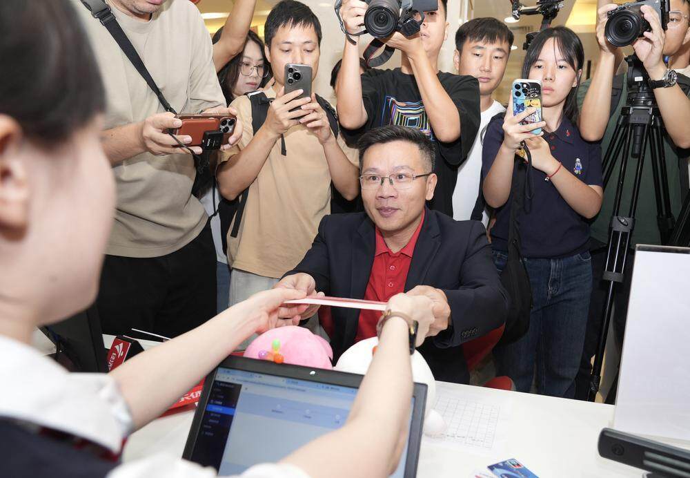  市民陈先生拿到000000001号门票