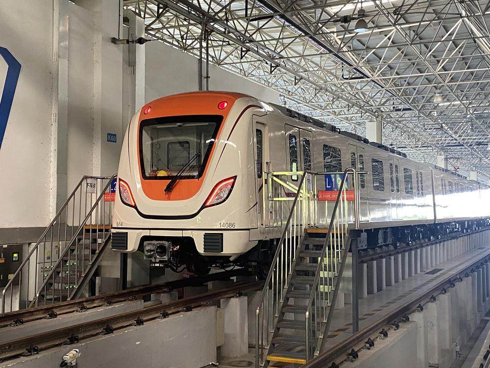  十四号线二期列车。冯瑞瑞 摄