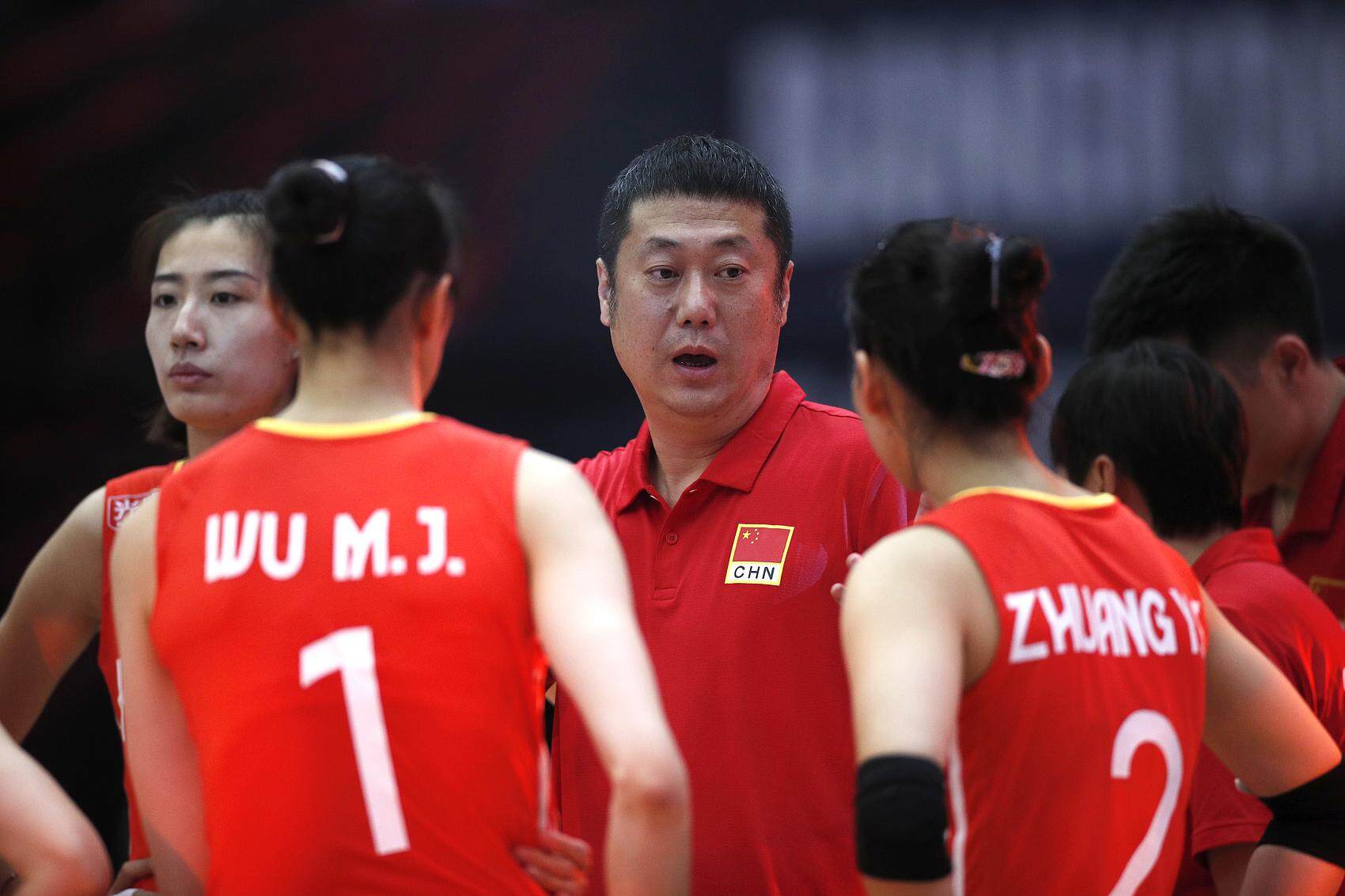  中国女排主帅赵勇（中）在比赛中指挥