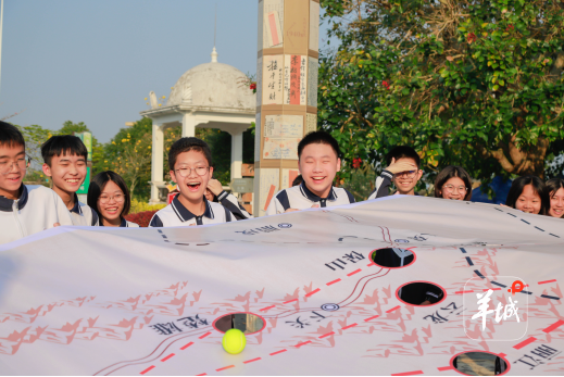 “飞跃山海”——台山华侨救国行动研学线路中，学员参与模拟重走“驼峰航线”活动