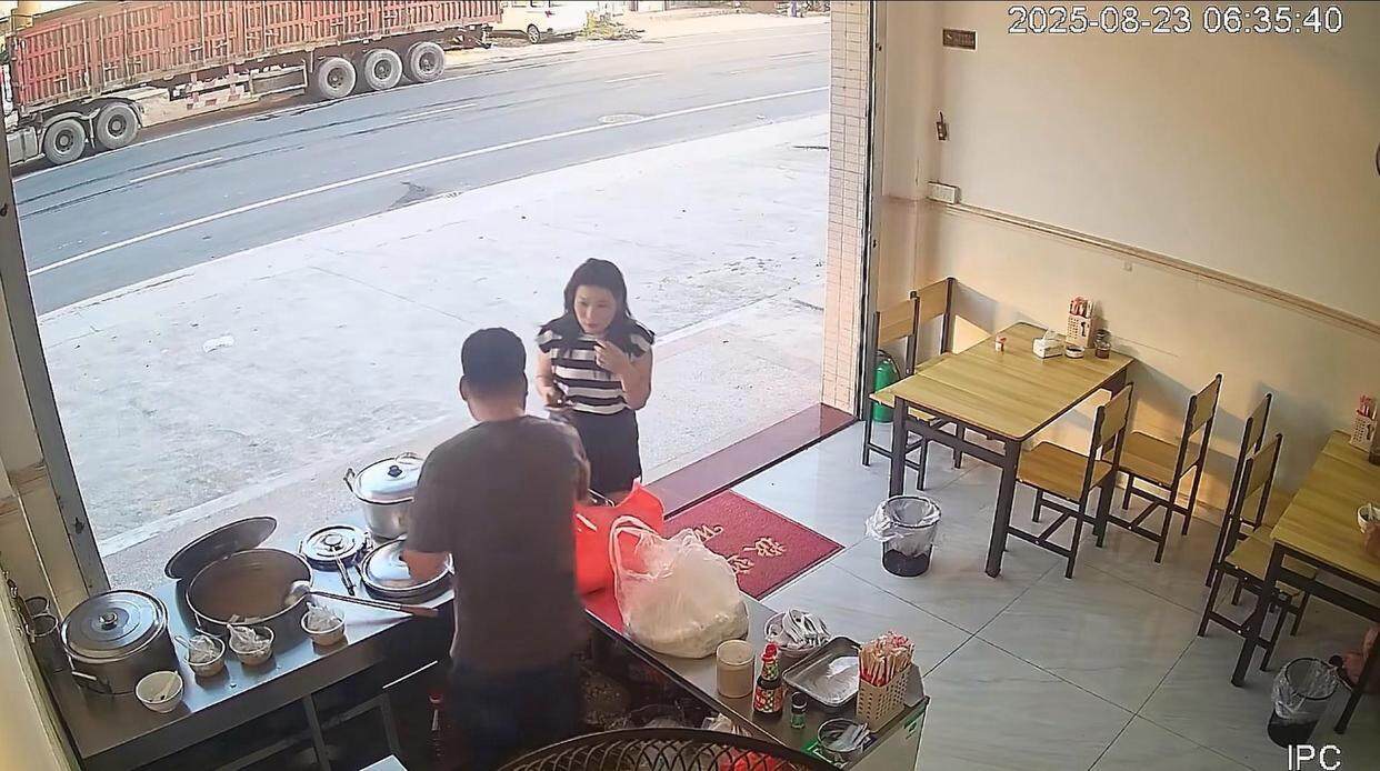 余先生和初恋女友相遇时的监控视频