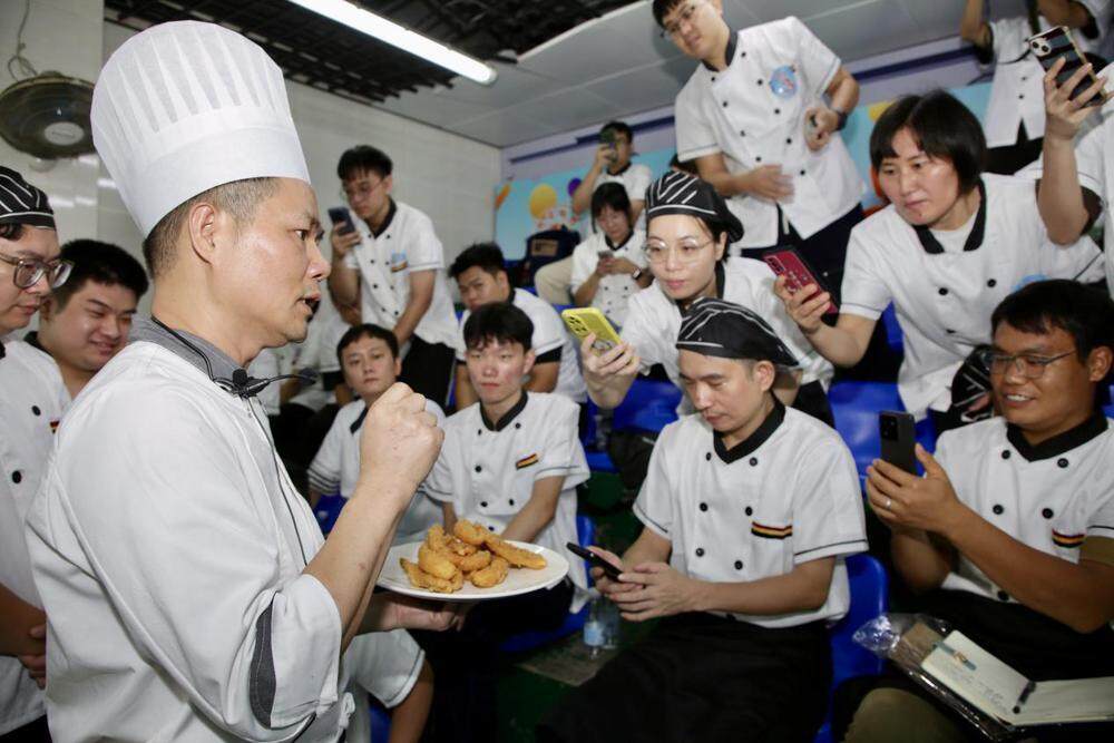 珠海市粤菜师傅大师工作室主持人余斌照现场示范