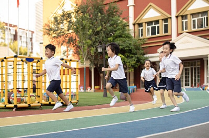  孩子在幼儿园玩耍 图源视觉中国