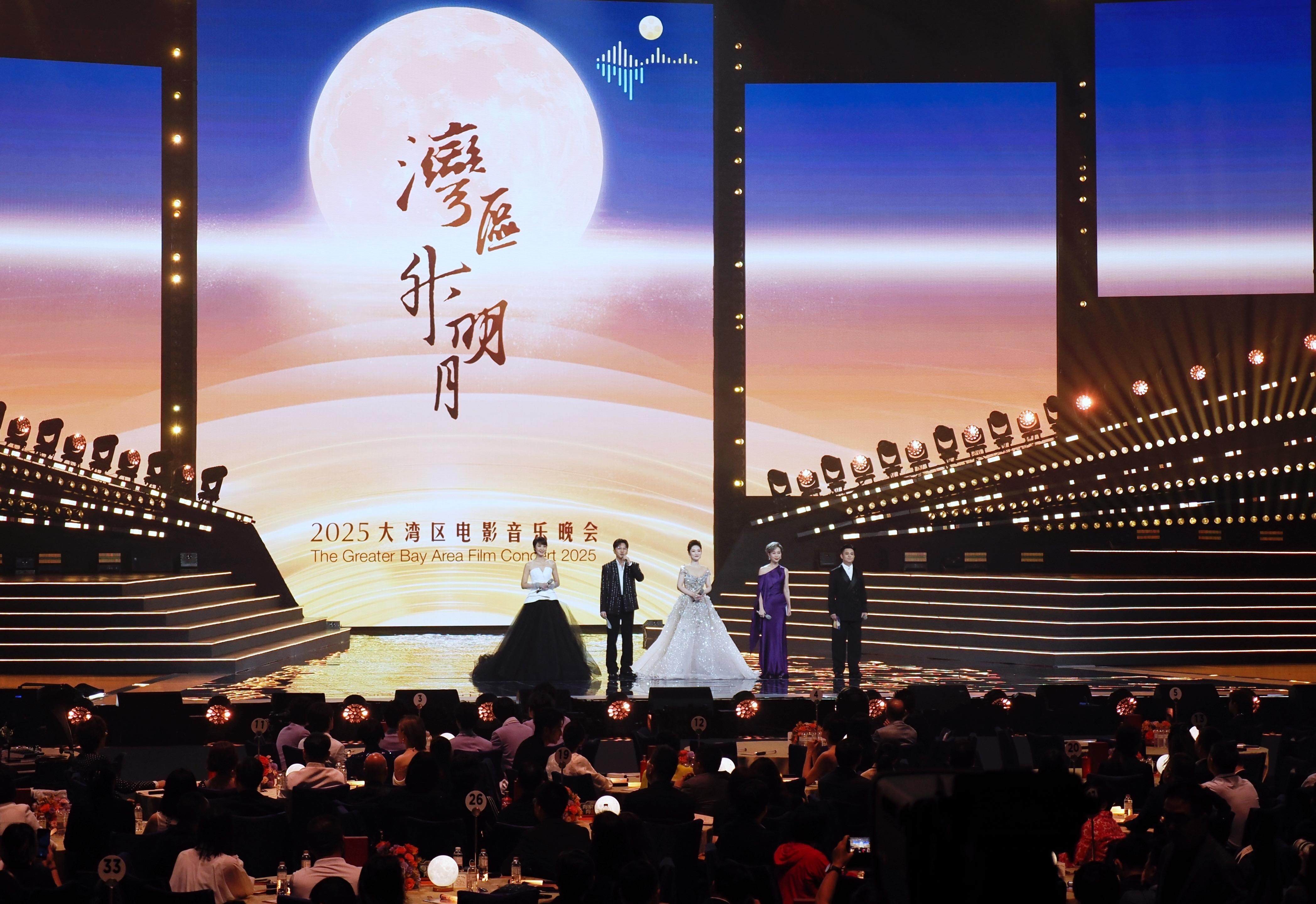 9月28日，“湾区升明月”2025大湾区电影音乐晚会在澳门银河综艺馆举行，这是这一粤港澳大湾区的知名文化品牌再度落地澳门。海峡两岸暨港澳地区的艺人携手国际知名音乐人，倾情演绎经典，打造全新视听盛宴。新华社发
