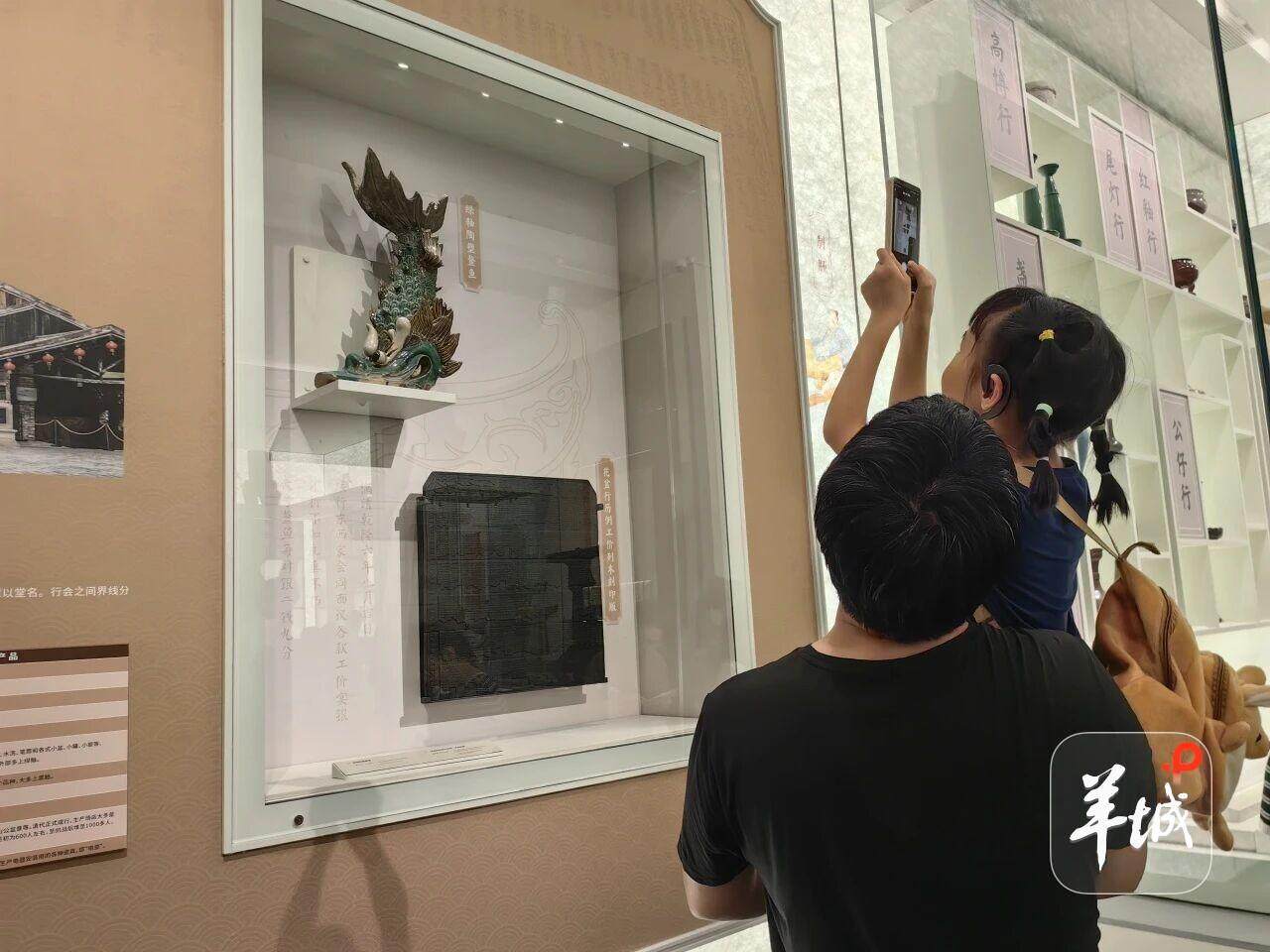 观众参观展览