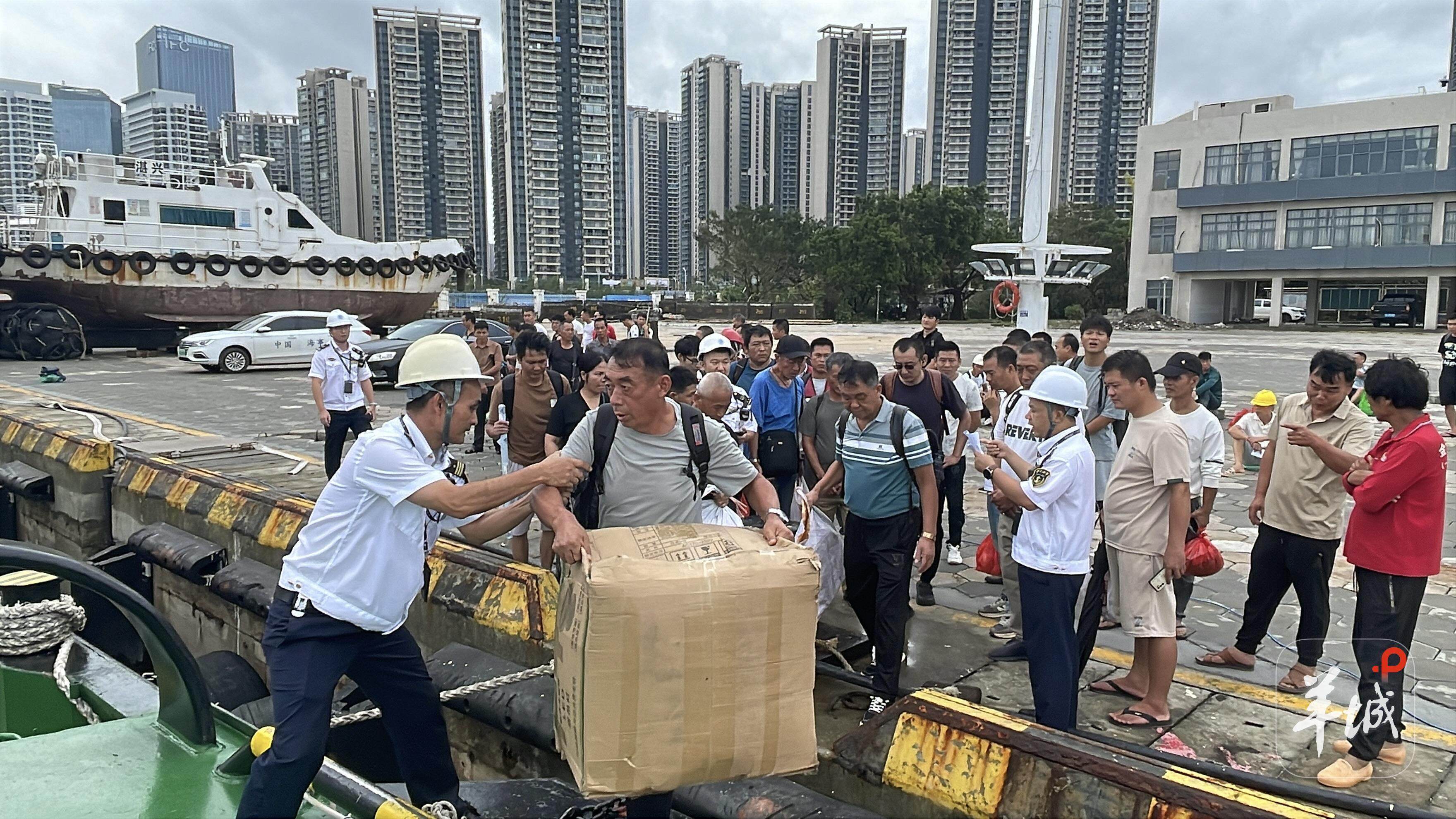 工作人员送船员上船。通讯员 何翔宇 摄