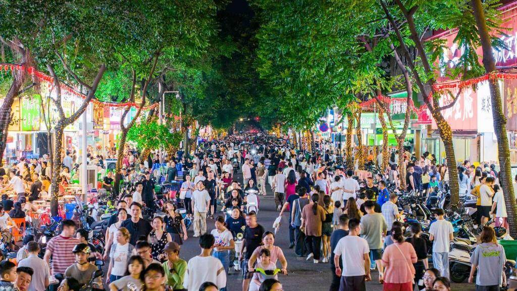 汕头龙眼南美食街吸引众多市民游客前往逛吃