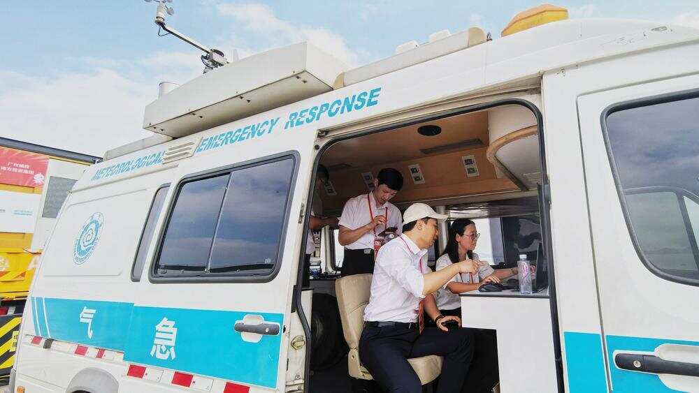 气象专家在移动气象监测车上,为全运会火种采集仪式提供气象服务 通讯员 陈碧强 摄 气象专家在移动气象监测车上,为全运会火种采集仪式提供气象服务 通讯员 陈碧强 摄