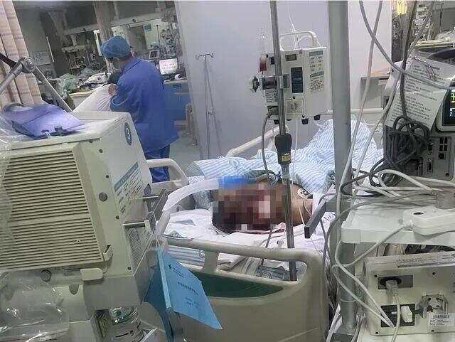 邓先生的父亲目前仍未脱离生命危险。图源：澎湃新闻