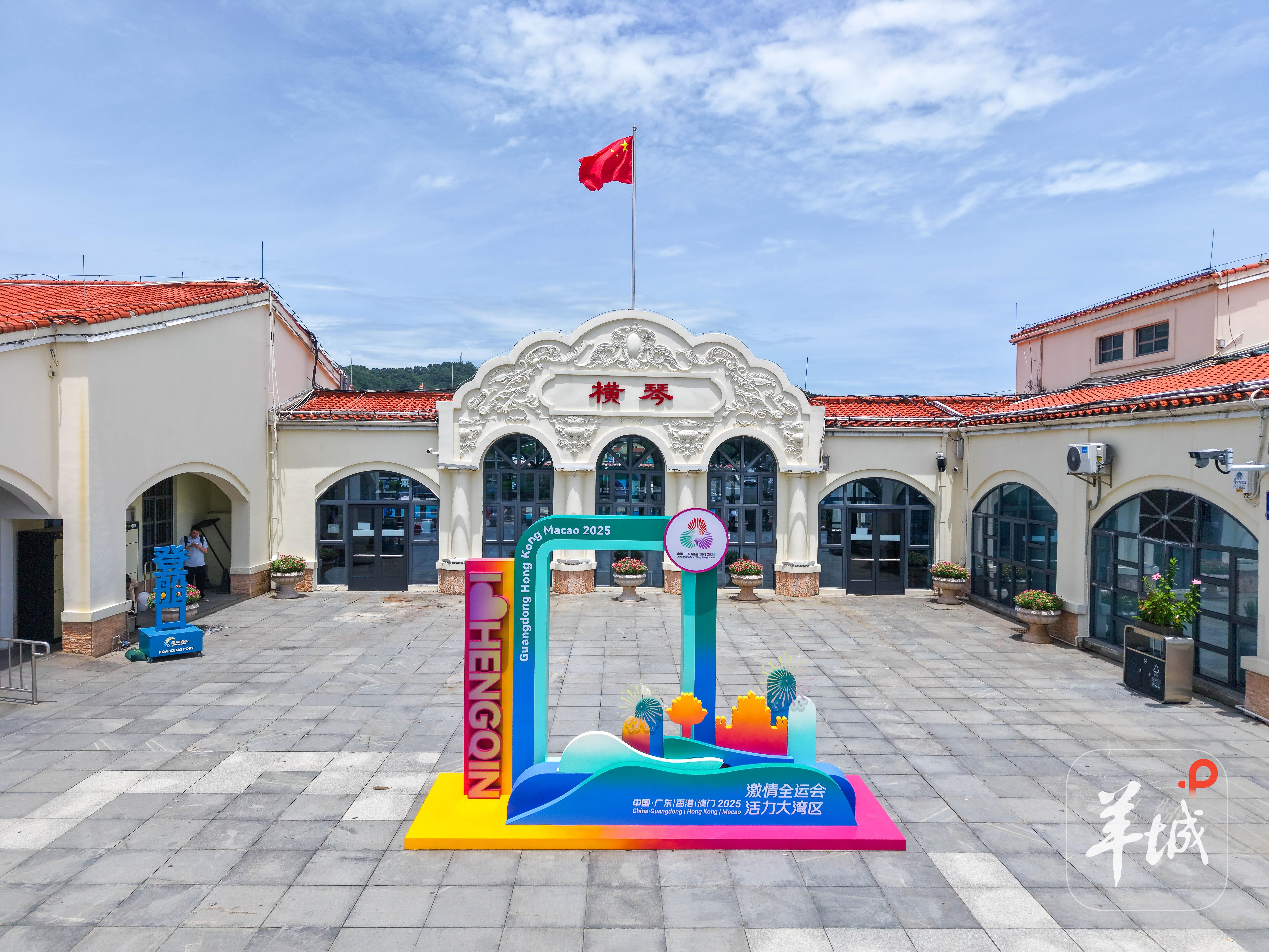  十五运会主题大型装置已经布置就位