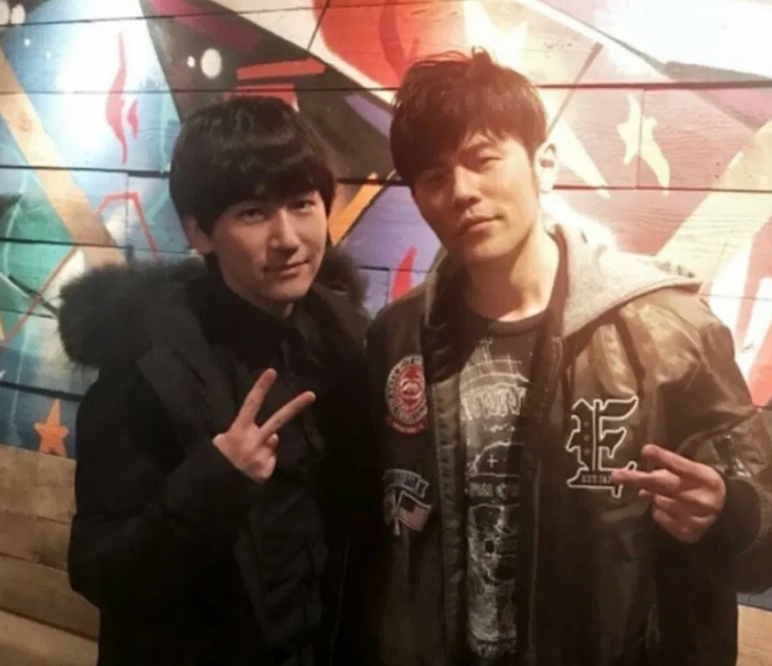  周杰伦和蔡威泽（左）