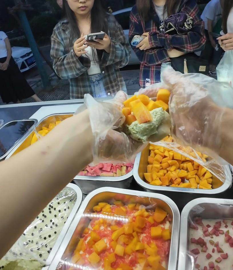 张同学做麻糍。图/受访者提供