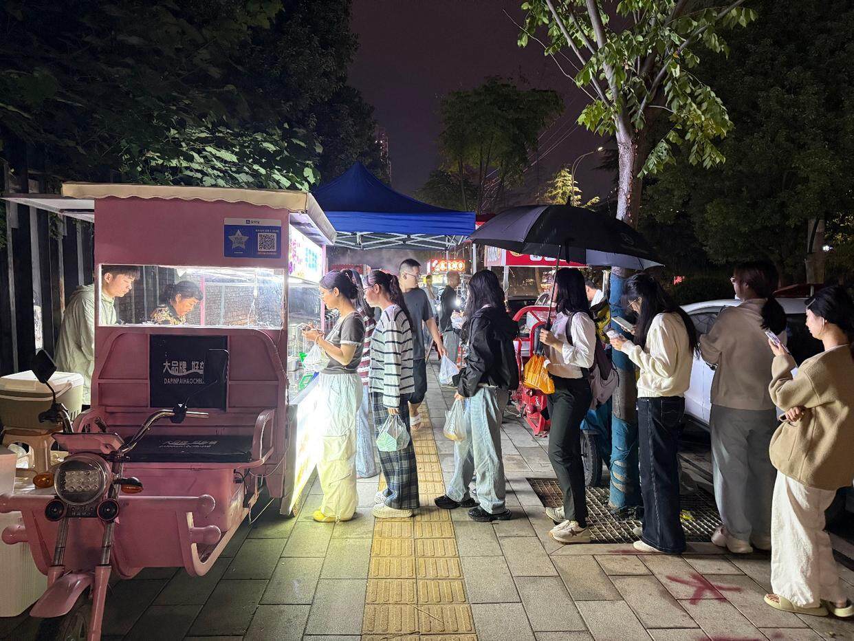 摊车前排队的食客