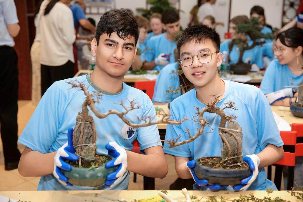 制作盆景的少年们 受访单位供图