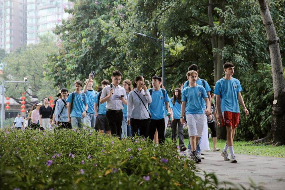 师生们参观公园 受访单位供图