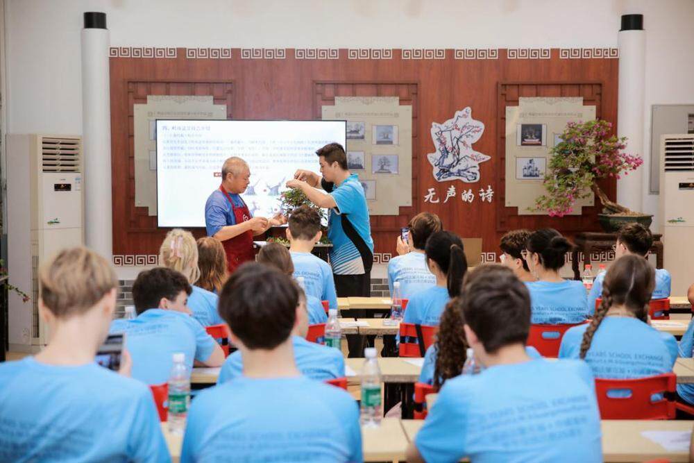 师生们了解盆景历史、特色、工艺，学习亲手制作盆景 受访单位供图