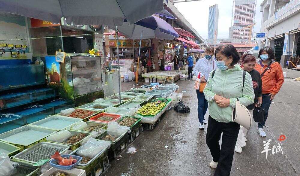 市民在零售档选购海鲜